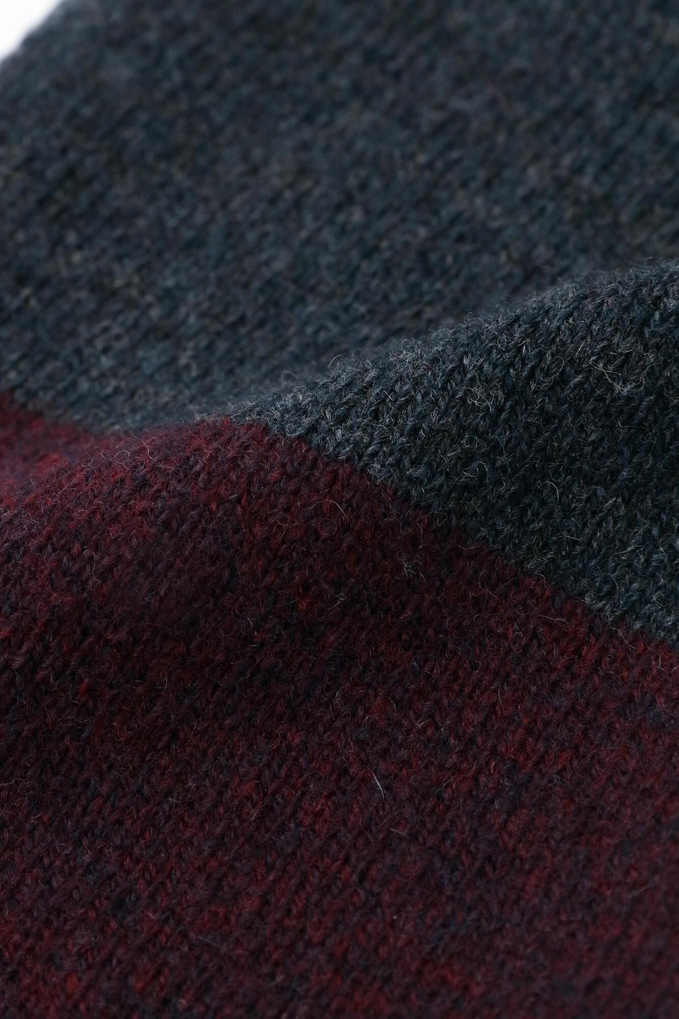 Waschbarer Wollstrick mit unterschiedlichen Kragenärmeln / blaubraun x granatapfelfarben