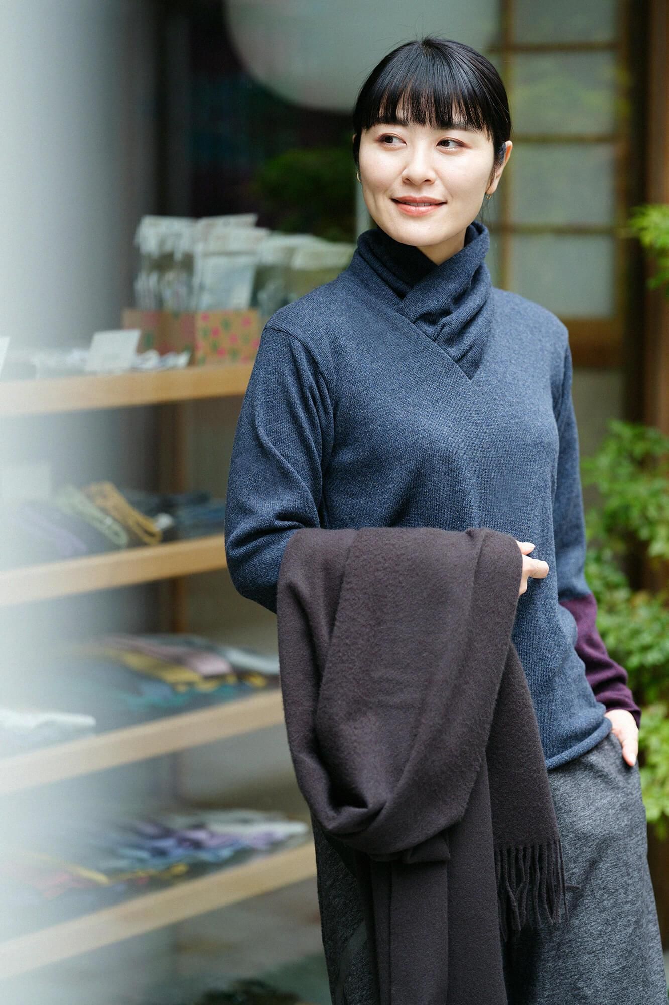 ウォッシャブルウールニット 衿巻違い袖（えりまきちがいそで）／青褐