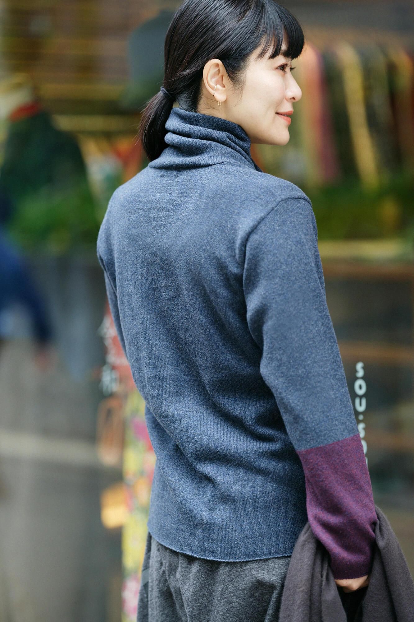 ウォッシャブルウールニット 衿巻違い袖（えりまきちがいそで）／青褐