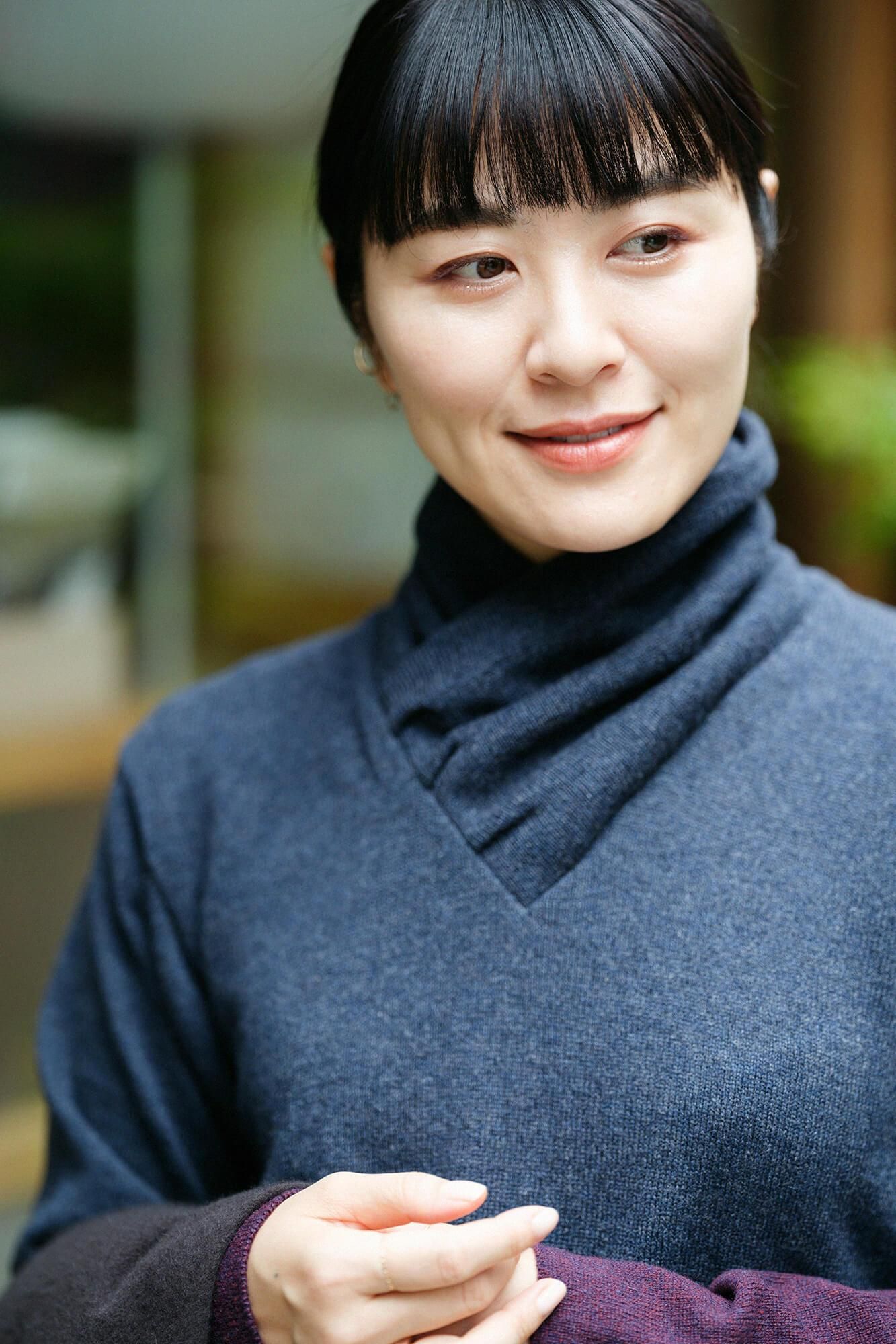 Waschbarer Wollstrick mit unterschiedlichen Kragenärmeln / blaubraun x granatapfelfarben