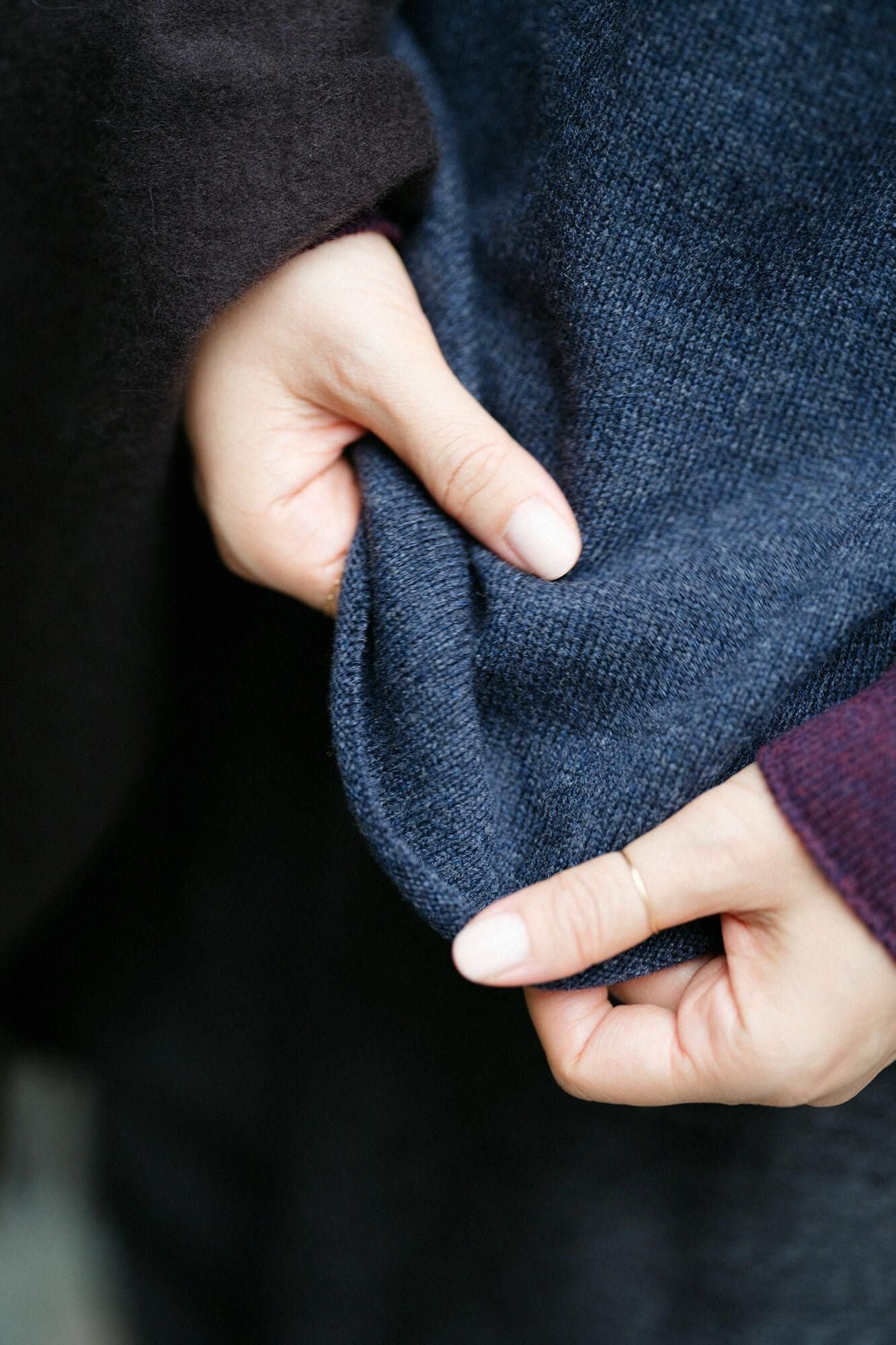 Waschbarer Wollstrick mit unterschiedlichen Kragenärmeln / blaubraun x granatapfelfarben