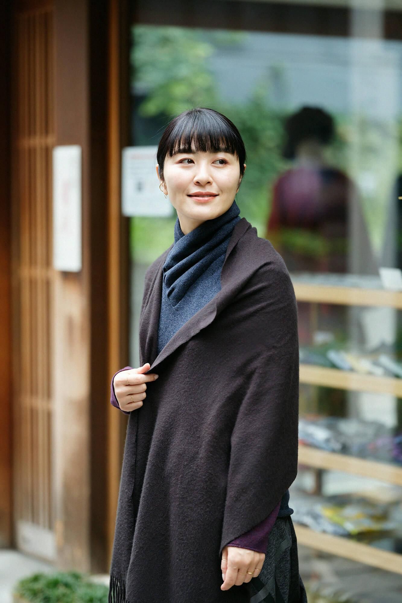 ウォッシャブルウールニット 衿巻違い袖（えりまきちがいそで）／青褐