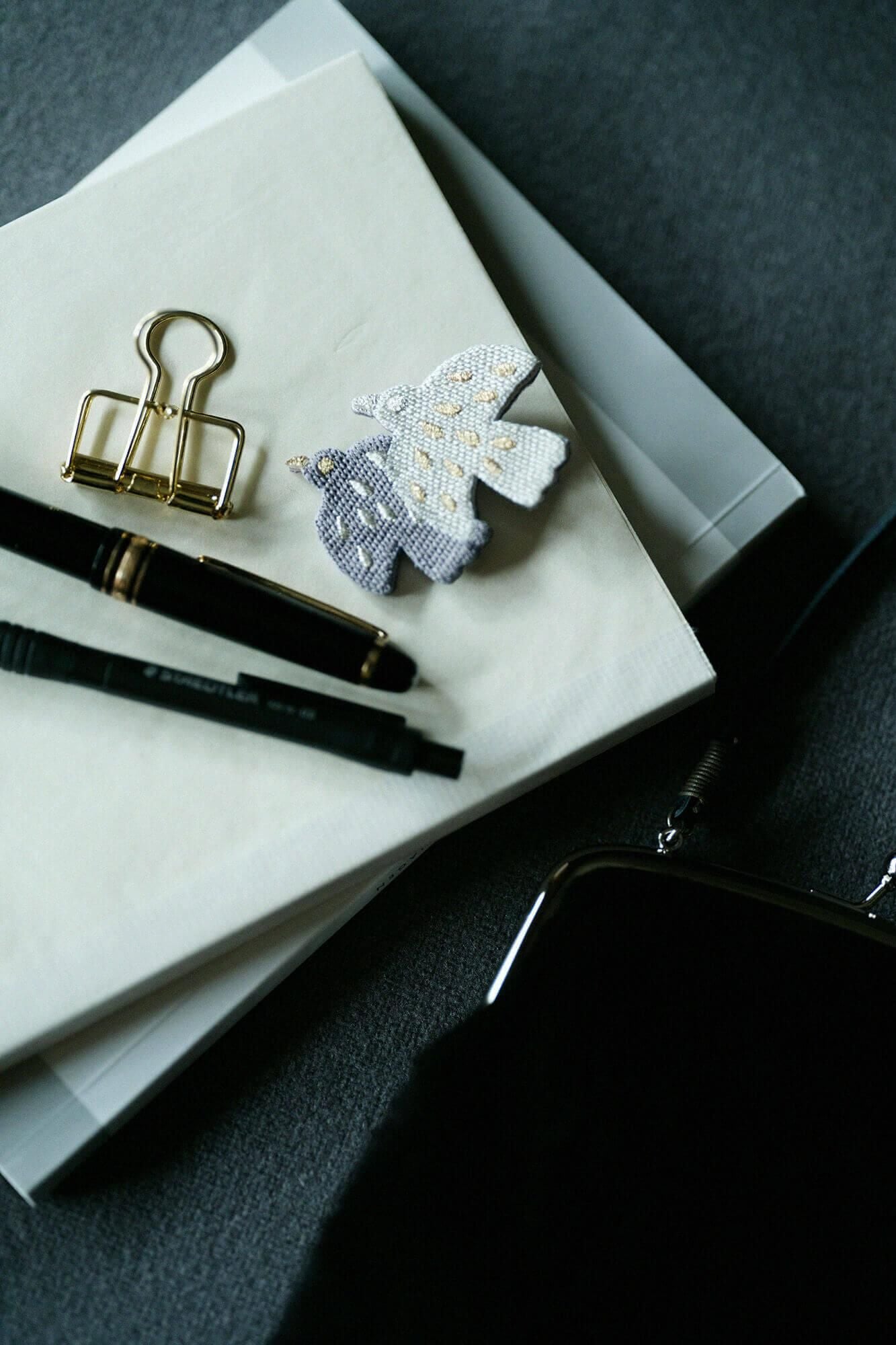 자수 브로치(어깨) / 흰색 (숄더)