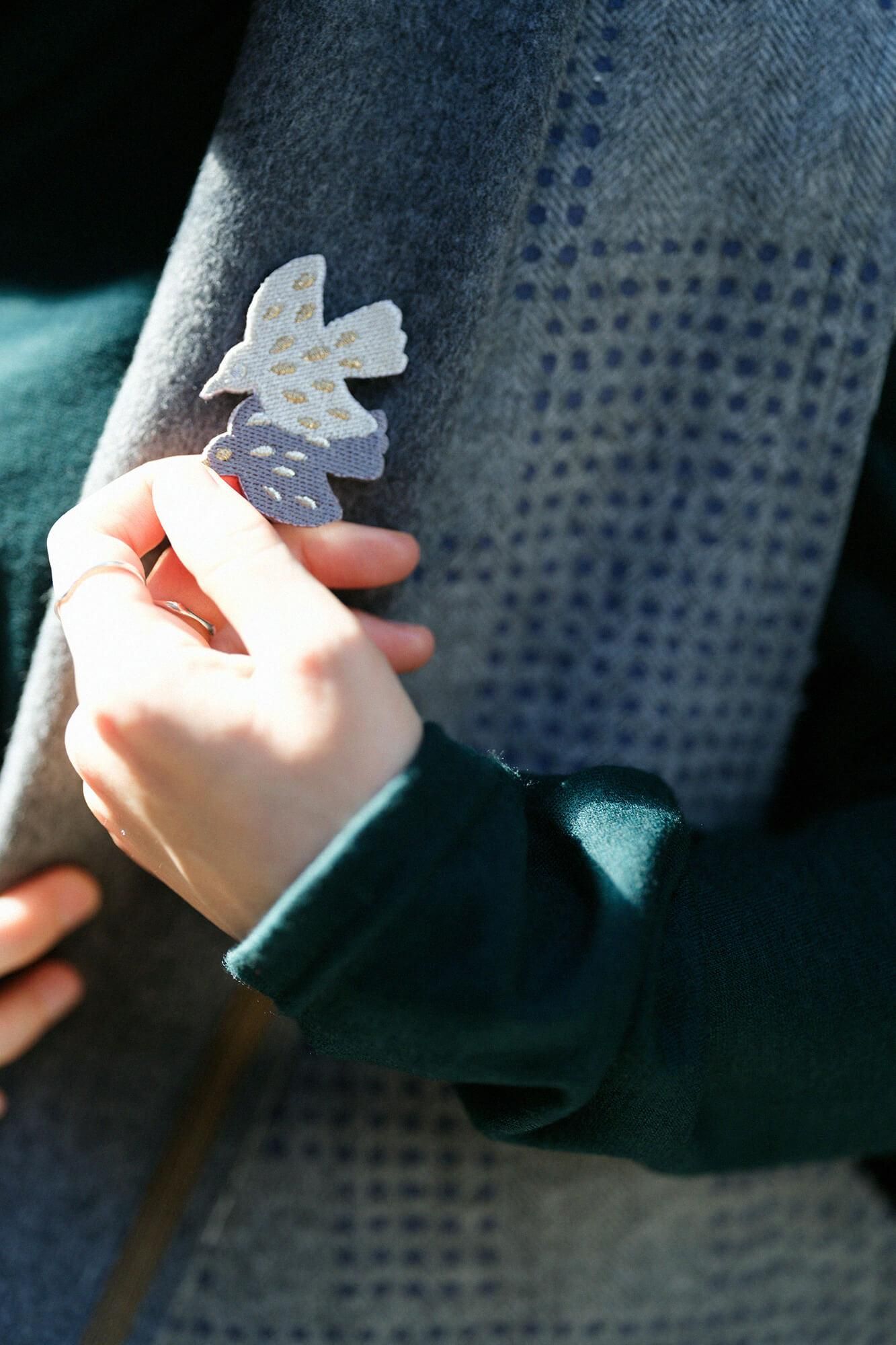 자수 브로치(어깨) / 흰색 (숄더)