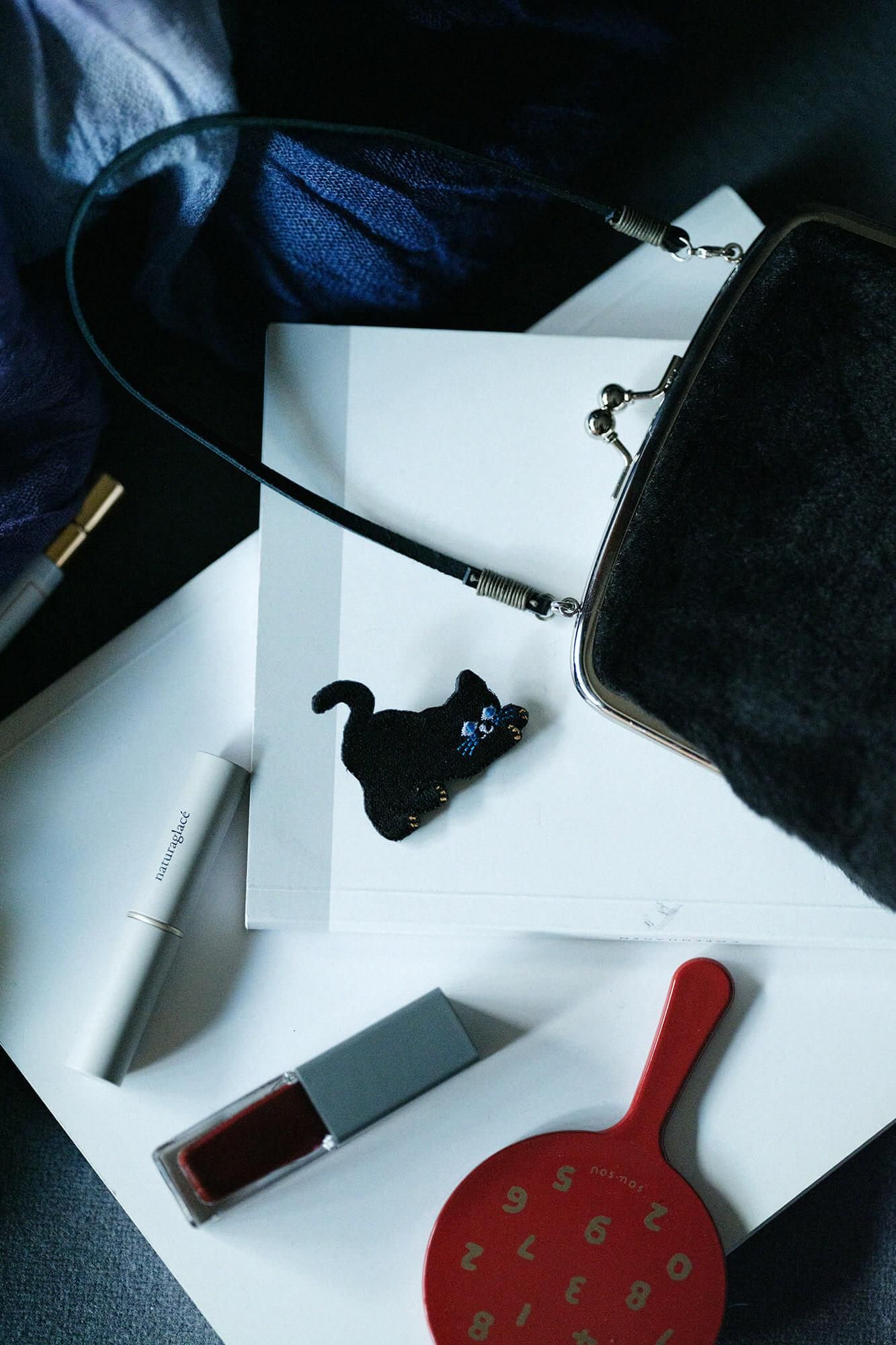 刺繍飾り（ししゅうかざり）／くろねこ