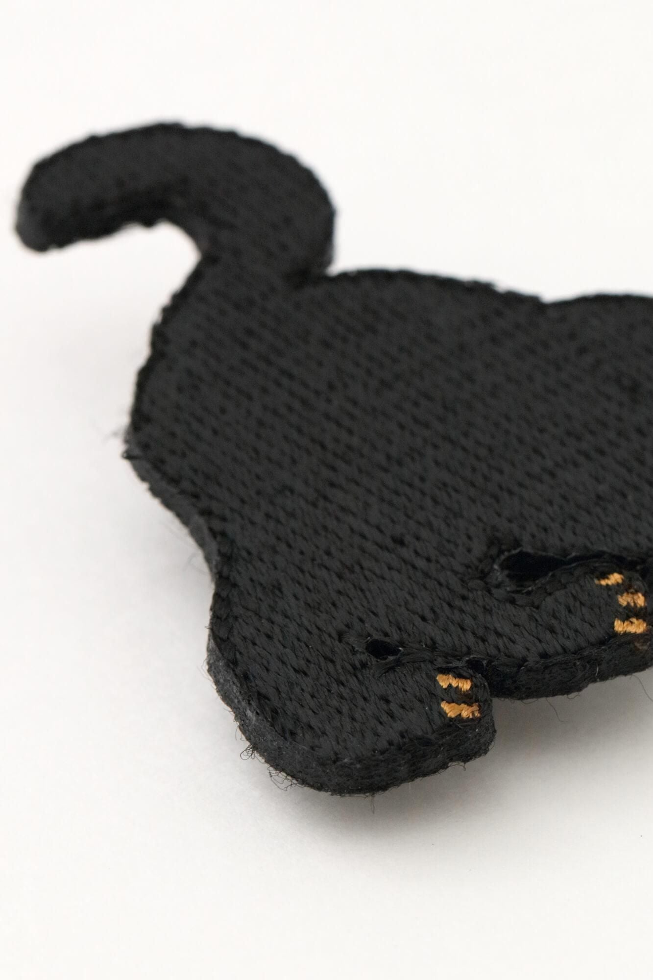 刺繍飾り（ししゅうかざり）／くろねこ