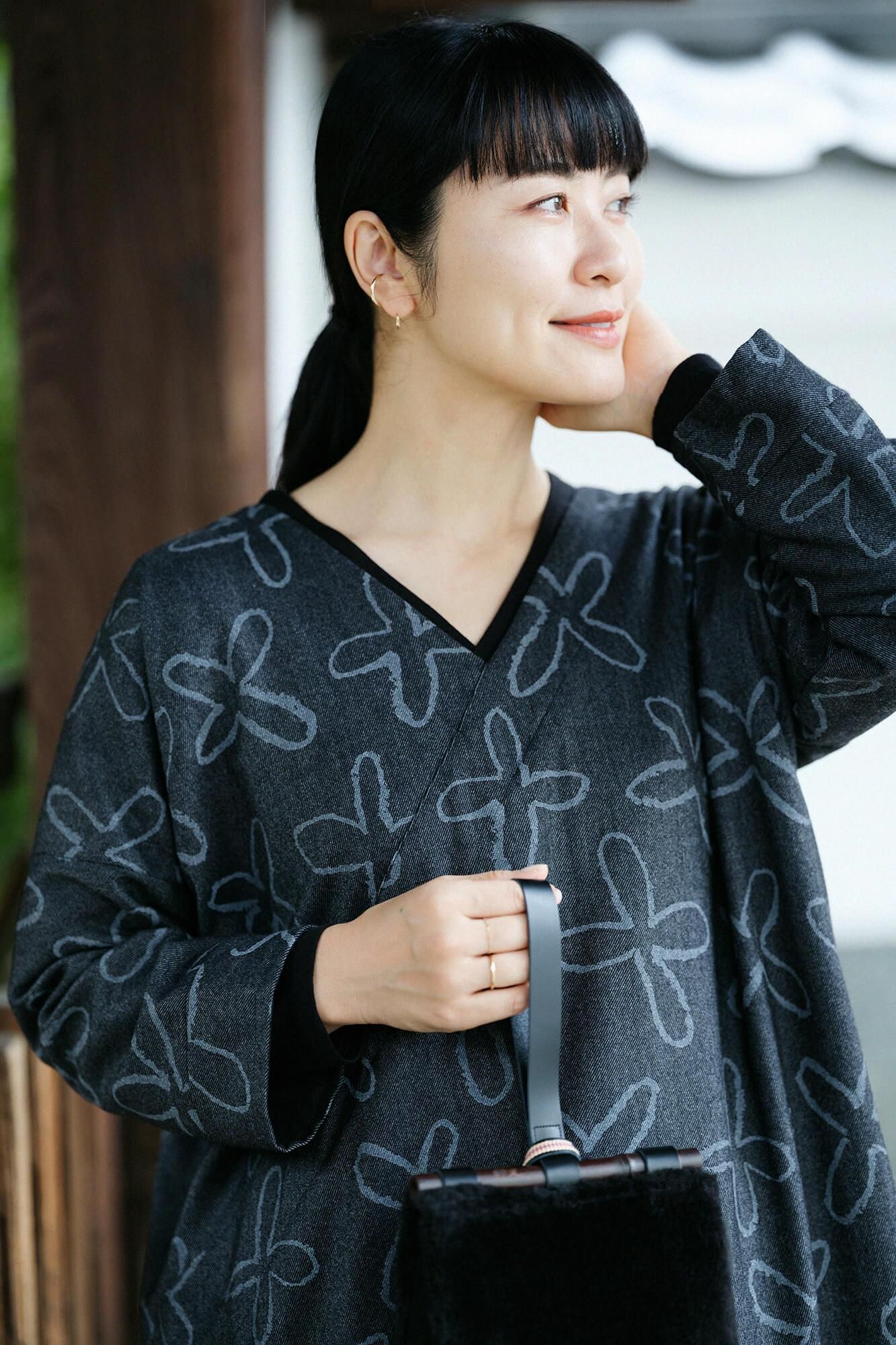 Combed Yarn Twill Weave Long-sleeved V Neck Rectangular Dress / Suzushiro Ink Black