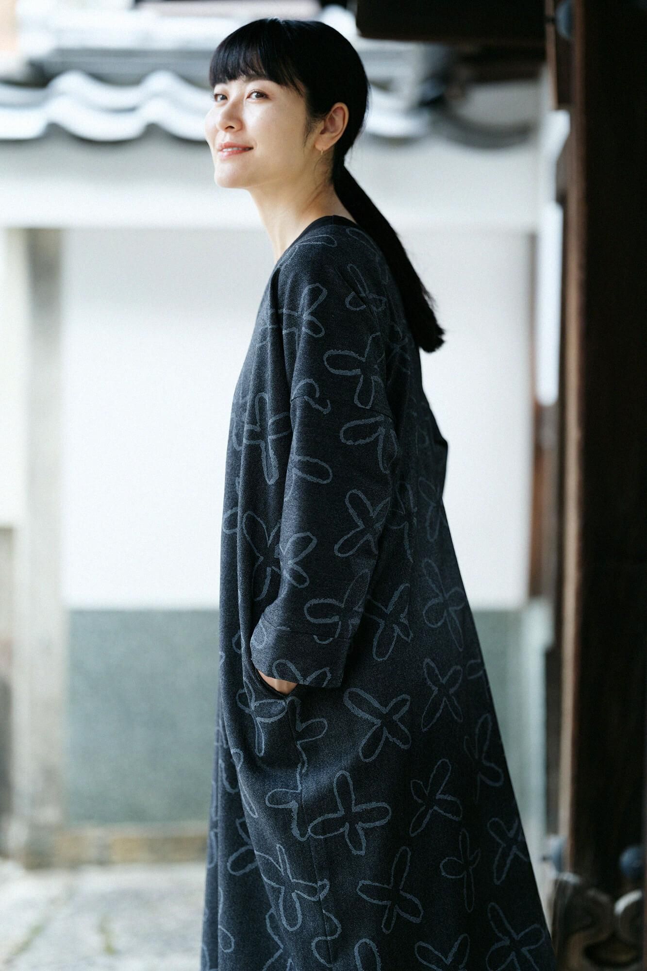 Combed Yarn Twill Weave Long-sleeved V Neck Rectangular Dress / Suzushiro Ink Black