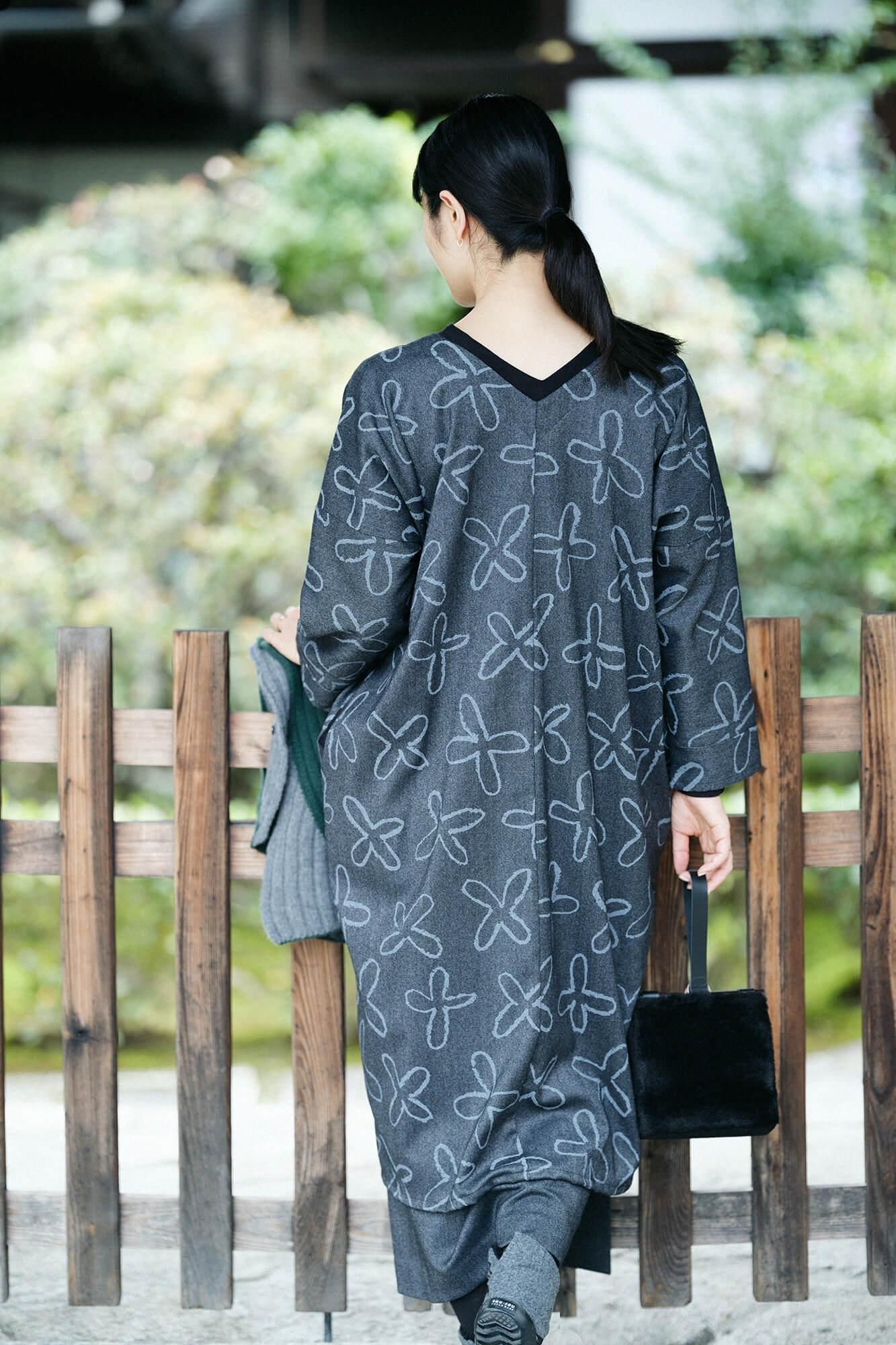 Combed Yarn Twill Weave Long-sleeved V Neck Rectangular Dress / Suzushiro Ink Black