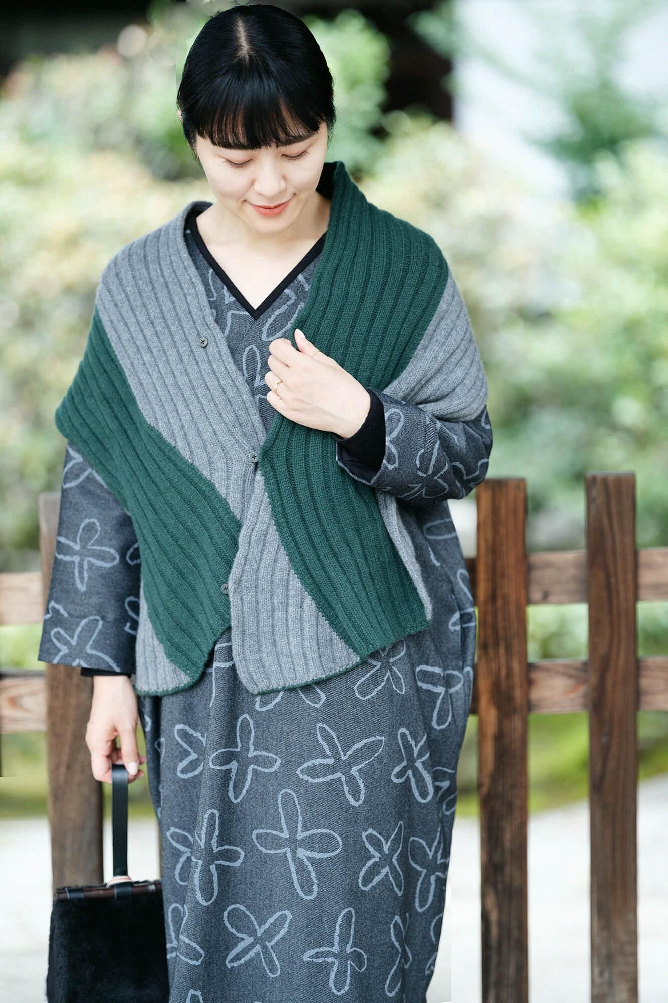 Combed Yarn Twill Weave Long-sleeved V Neck Rectangular Dress / Suzushiro Ink Black