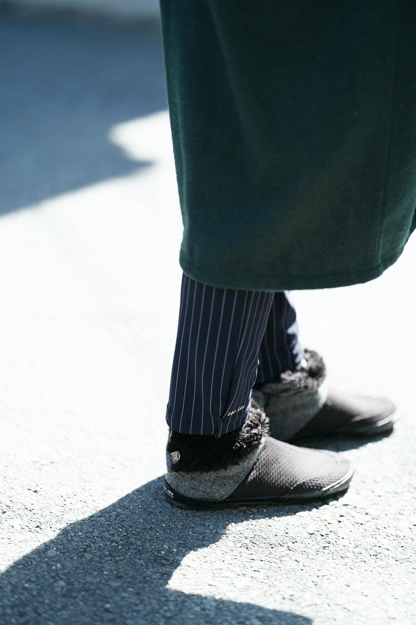 先丸棟梁地下足袋 ボア／濃灰（こいはい）×さしこ 濡羽