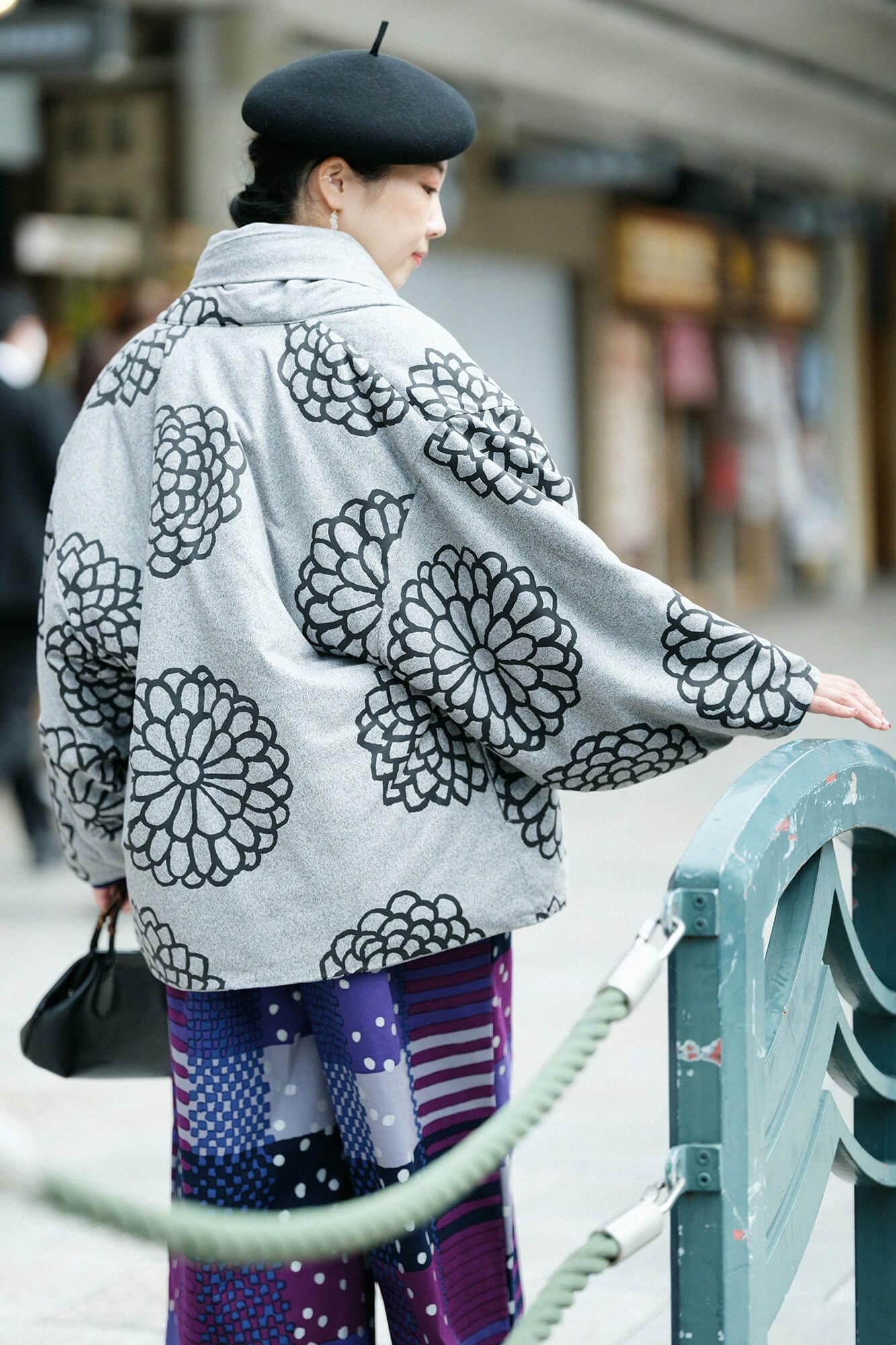 【net limited】Chambray Nel Omigoromo Kimono Coat Padded / Large Chrysanthemum Light Grey