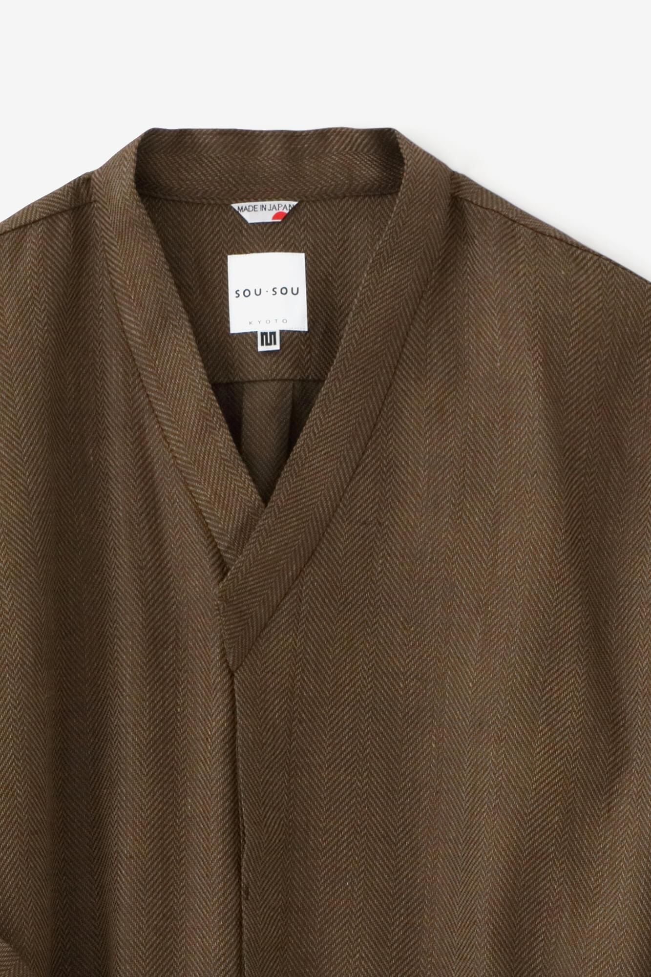 綿麻（めんあさ） 杉綾織（すぎあやおり） 薙刀かり衣（なぎなたかりごろも） 細衿（さざれえり）／沈香色（じんこういろ）