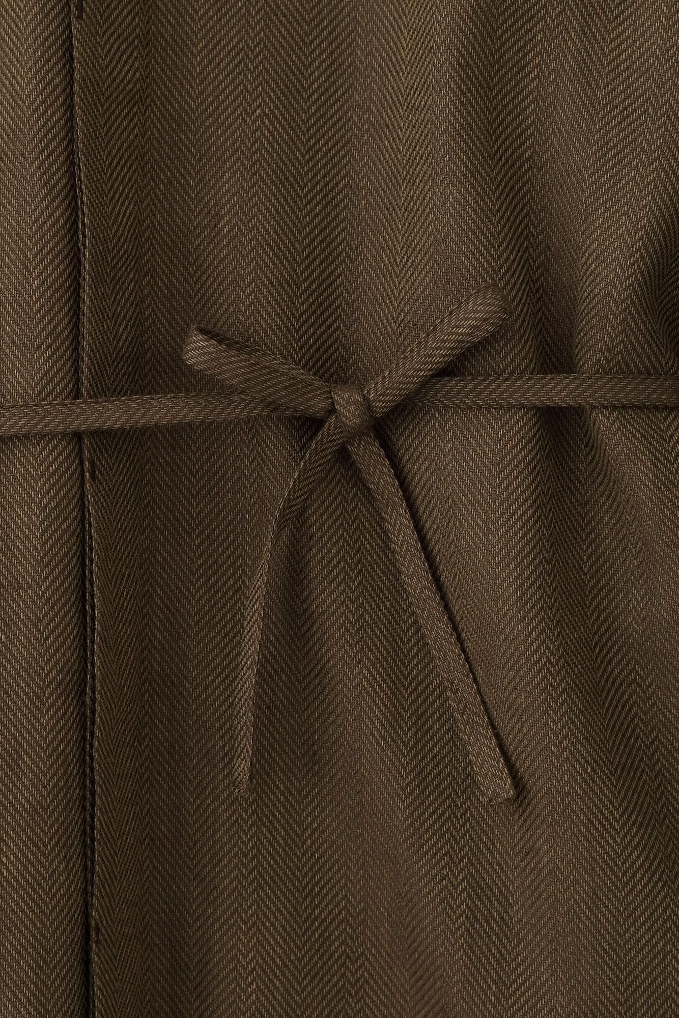 綿麻（めんあさ） 杉綾織（すぎあやおり） 薙刀かり衣（なぎなたかりごろも） 細衿（さざれえり）／沈香色（じんこういろ）