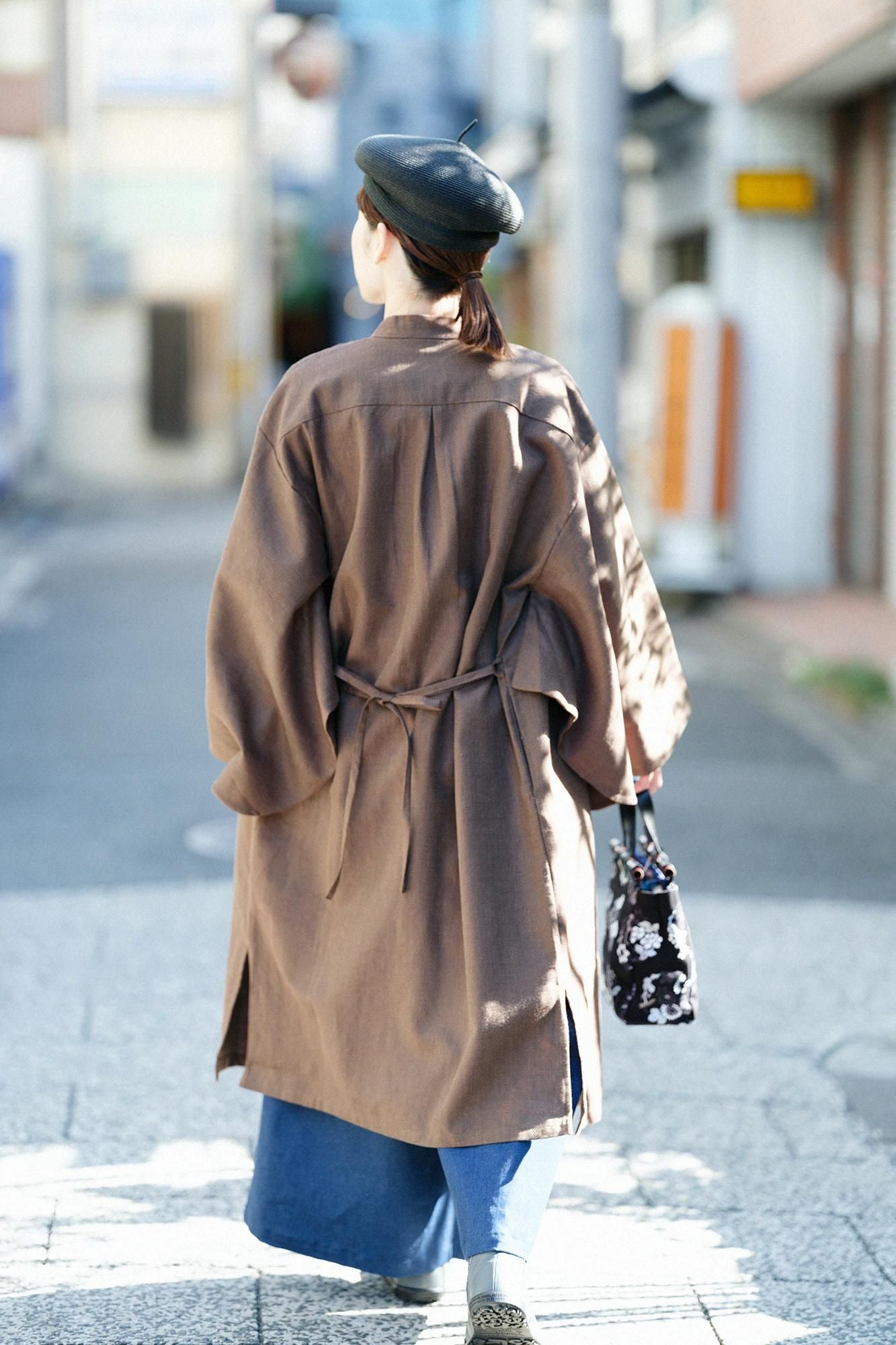 綿麻（めんあさ） 杉綾織（すぎあやおり） 薙刀かり衣（なぎなたかりごろも） 細衿（さざれえり）／沈香色（じんこういろ）