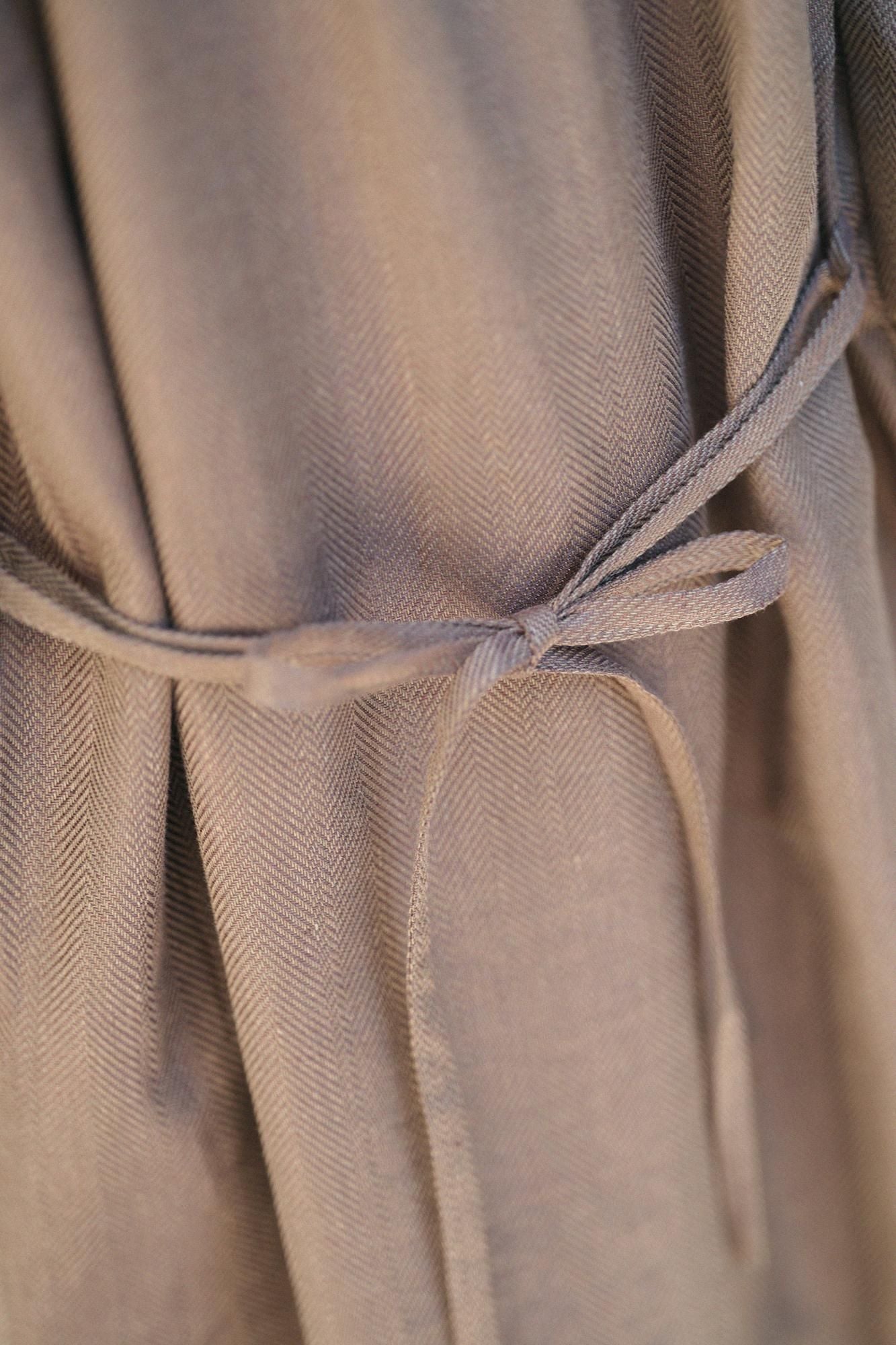 綿麻（めんあさ） 杉綾織（すぎあやおり） 薙刀かり衣（なぎなたかりごろも） 細衿（さざれえり）／沈香色（じんこういろ）