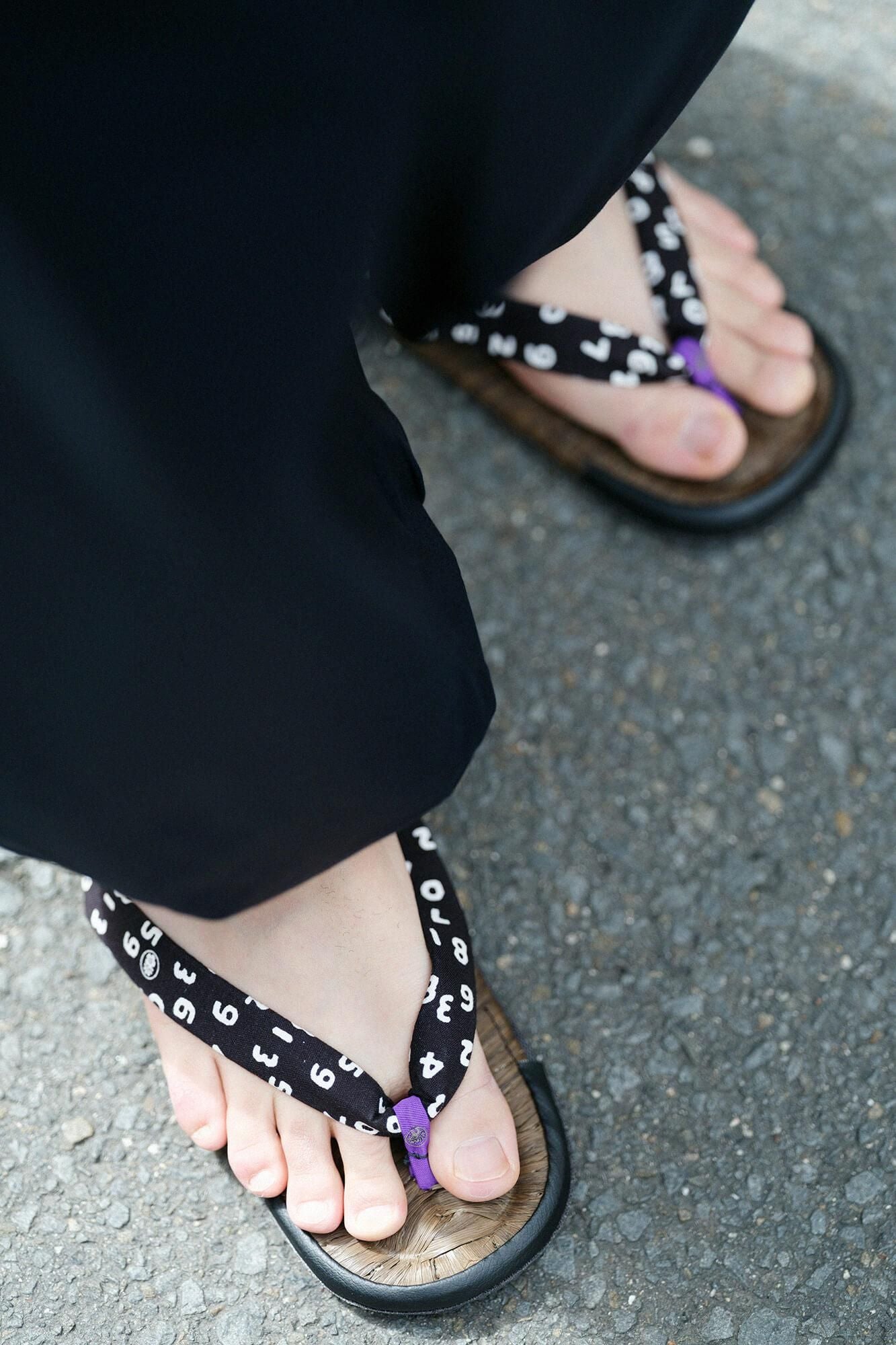 草履あさぶら 烏表／SO-SU-U昆（こん） 濡羽色（ぬればいろ）