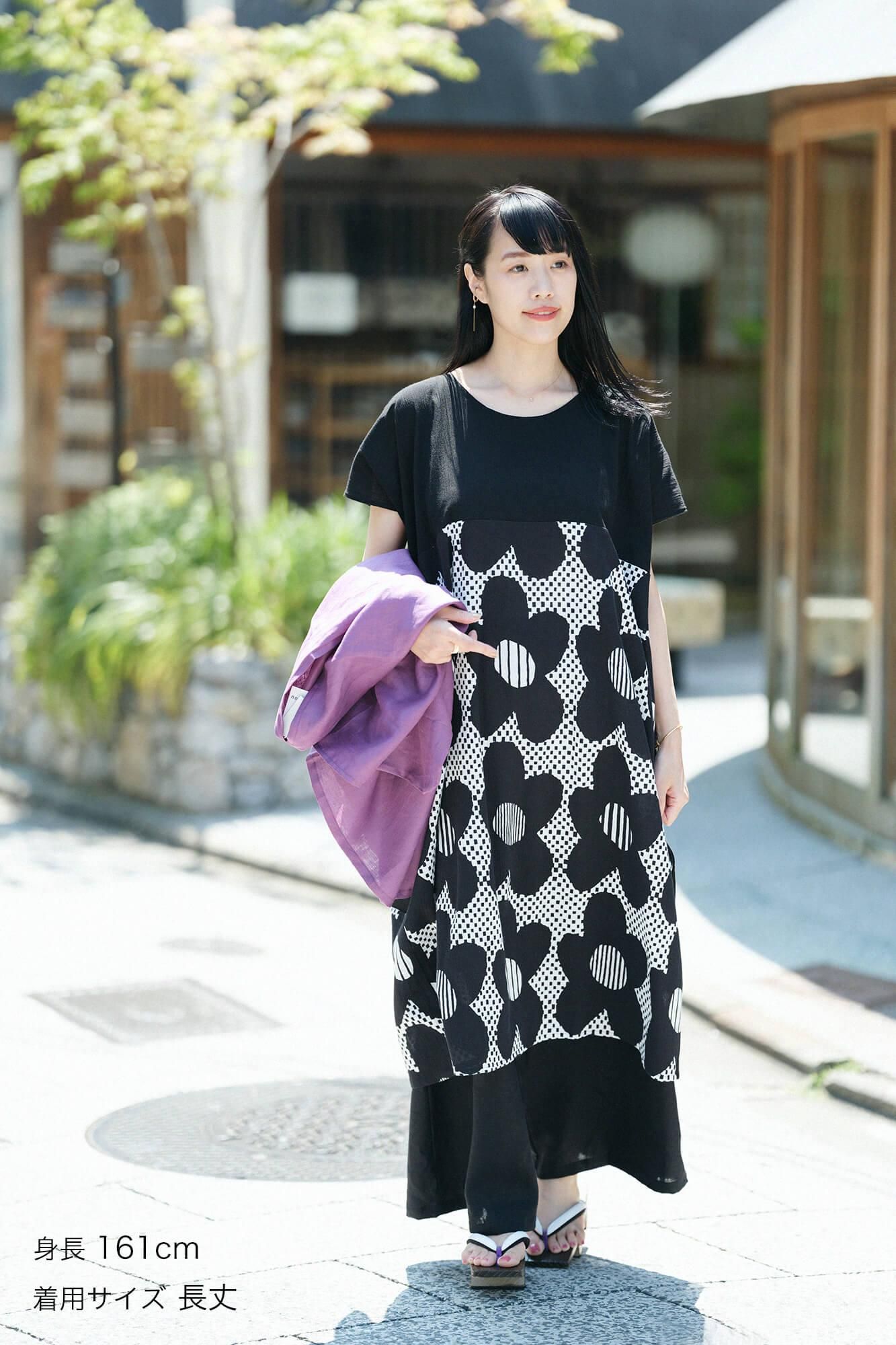 Chizimi Cotton 20/20 Rectangular Dress Bi-color Pattern on Hem / Black × Floral Pattern