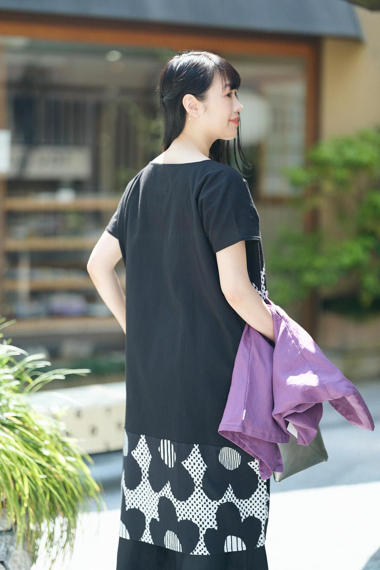 Chizimi Cotton 20/20 Rectangular Dress Bi-color Pattern on Hem / Black × Floral Pattern