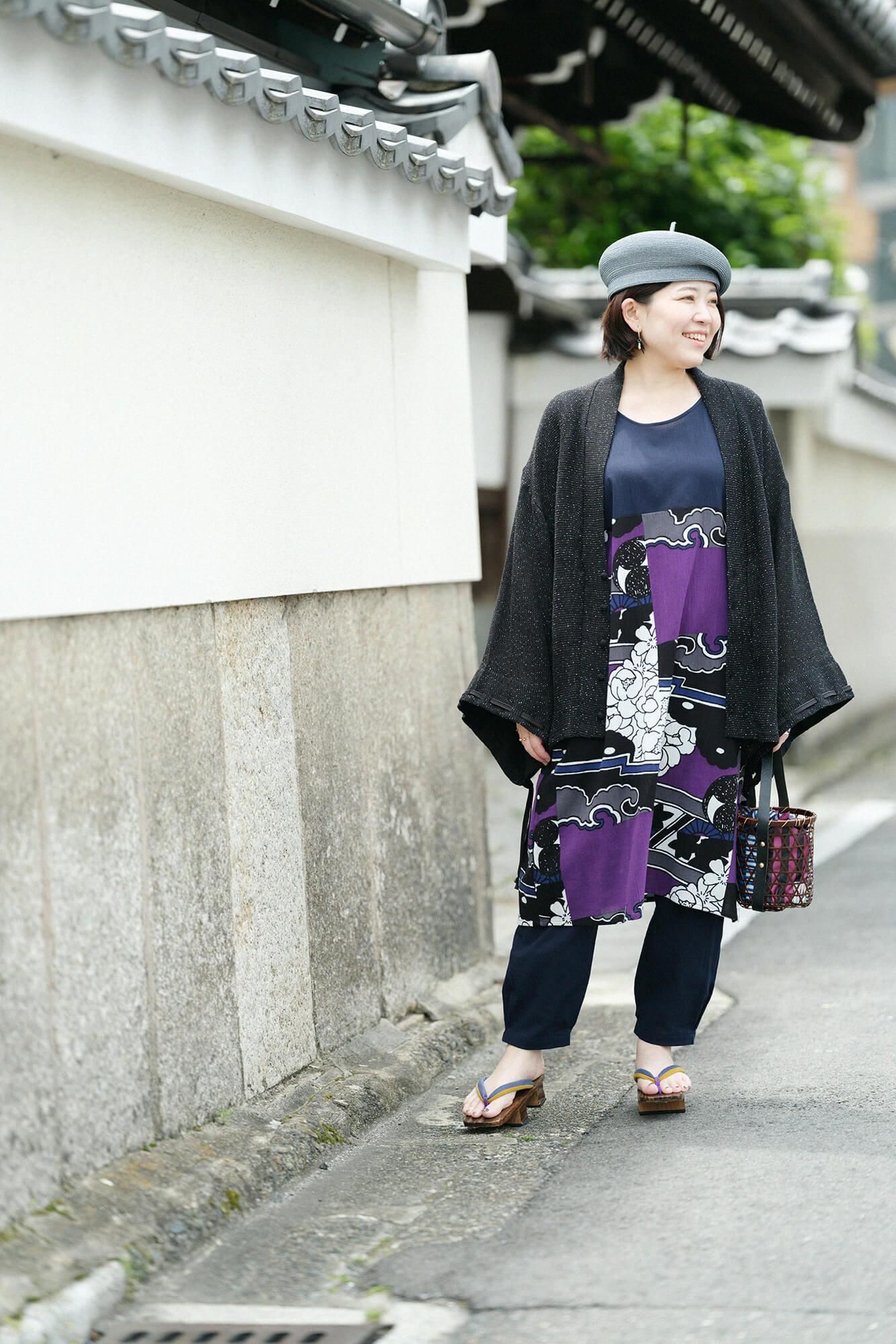 Takashima Chijimi 20/20 Rechteckiges Kleidungsstück (Kumi), Saummuster (Susomonyo) / Dunkelblau (Tomekon) x geneigt (Kabuku)