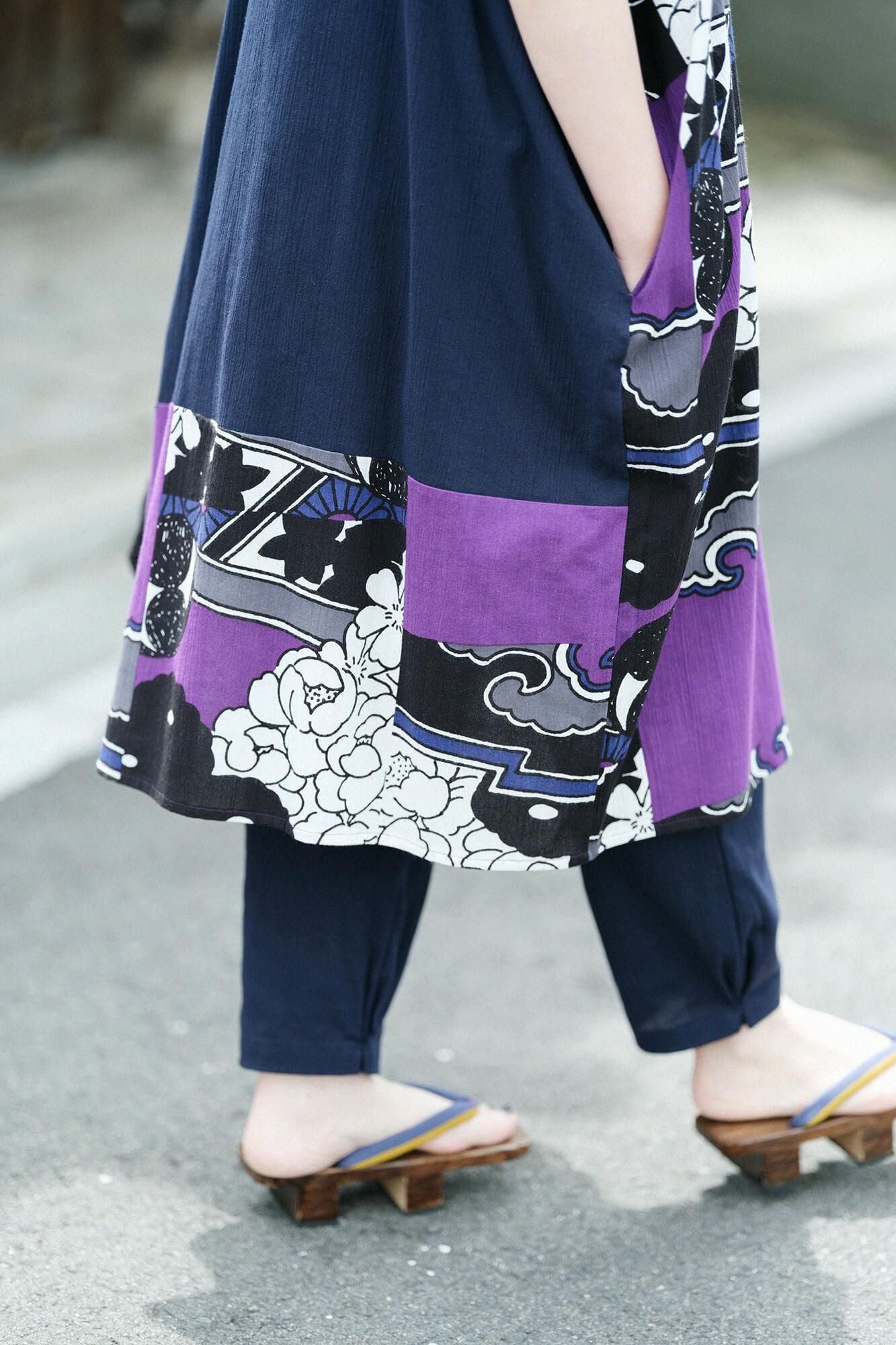 Takashima Chijimi 20/20 Rechteckiges Kleidungsstück (Kumi), Saummuster (Susomonyo) / Dunkelblau (Tomekon) x geneigt (Kabuku)