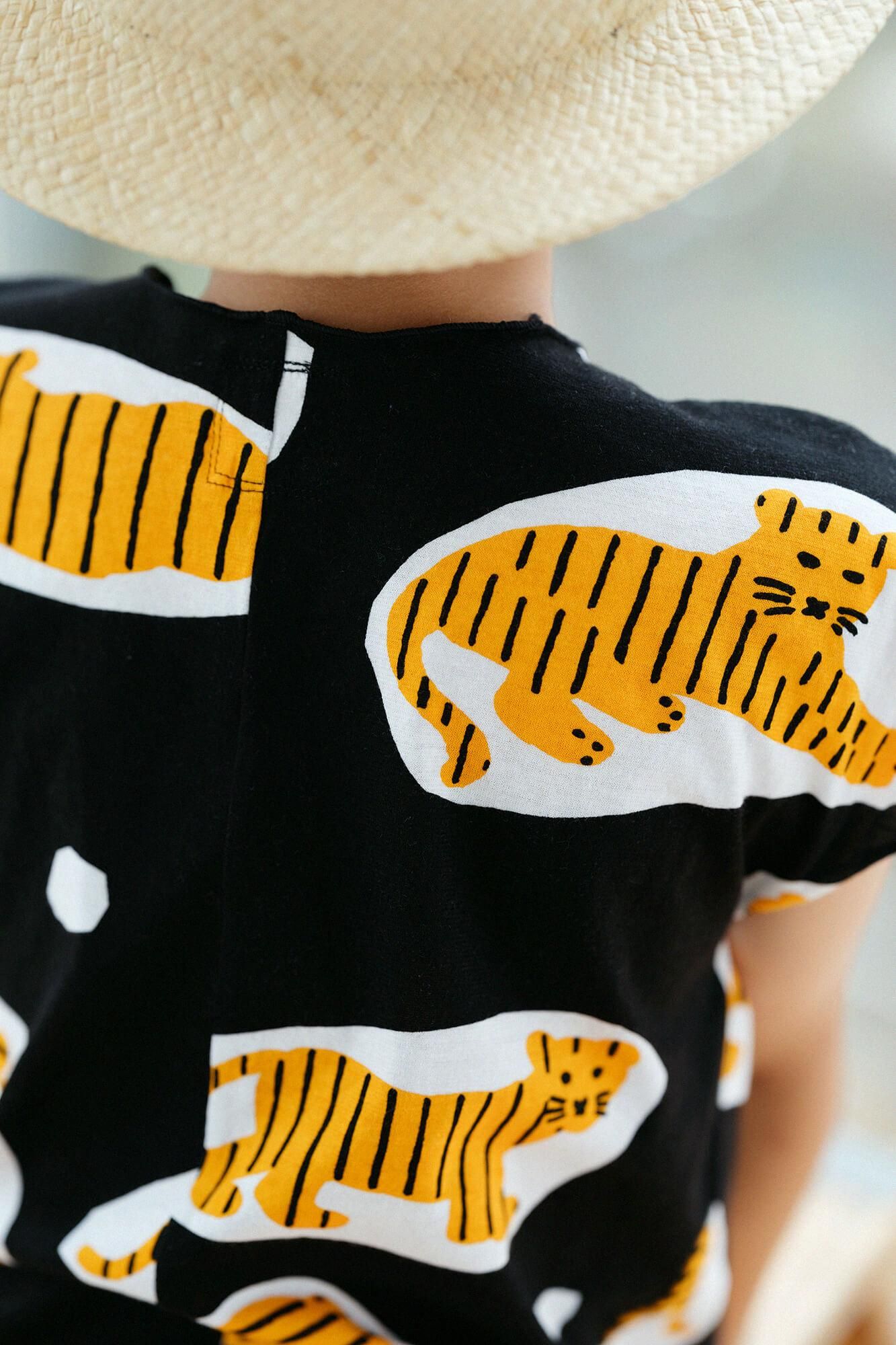 ●無袖上衣／虎