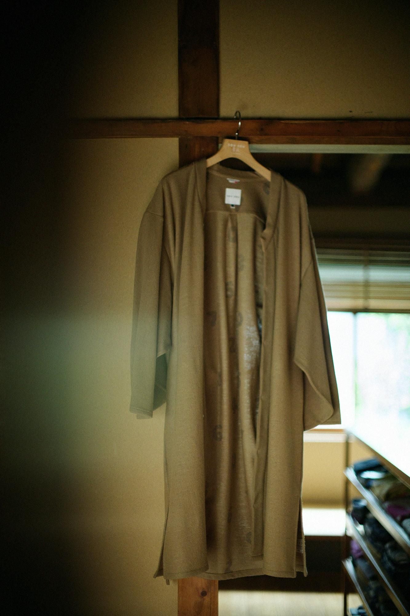 【net限定】カージー編 薙刀かり衣（なぎなたかりごろも） 細衿（さざれえり） 裏勝り（うらまさり）／狐色（きつねいろ）×SO-SU-U綾（あや）