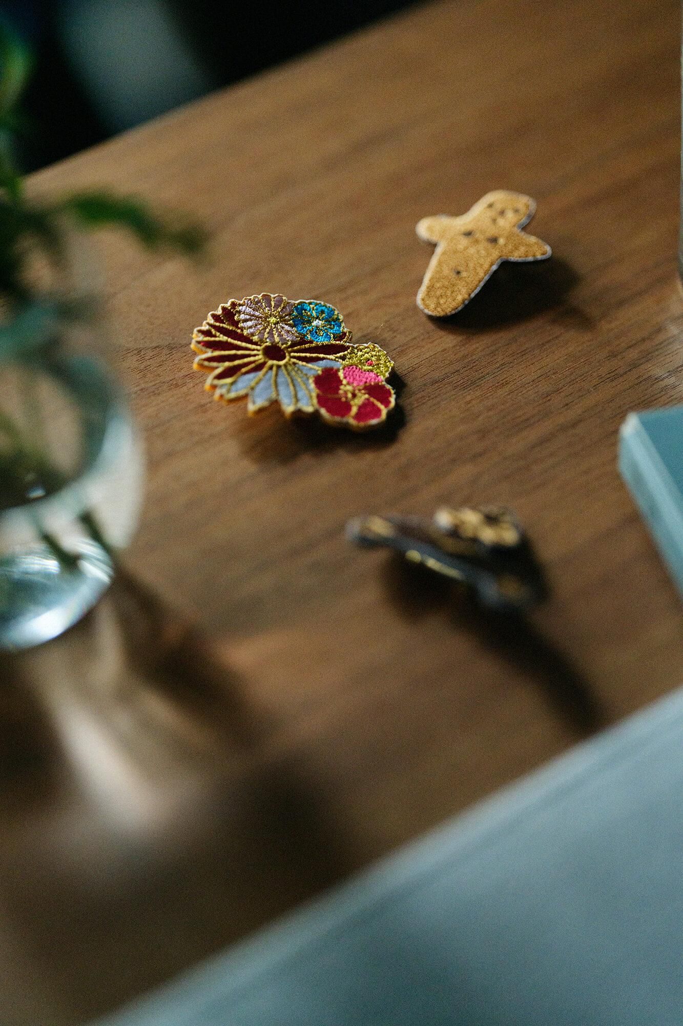 刺繍飾り（ししゅうかざり）／金襴緞子（きんらんどんす）