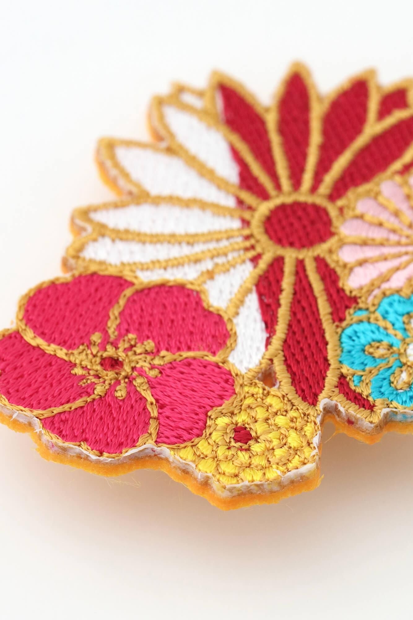 刺繍飾り（ししゅうかざり）／金襴緞子（きんらんどんす）