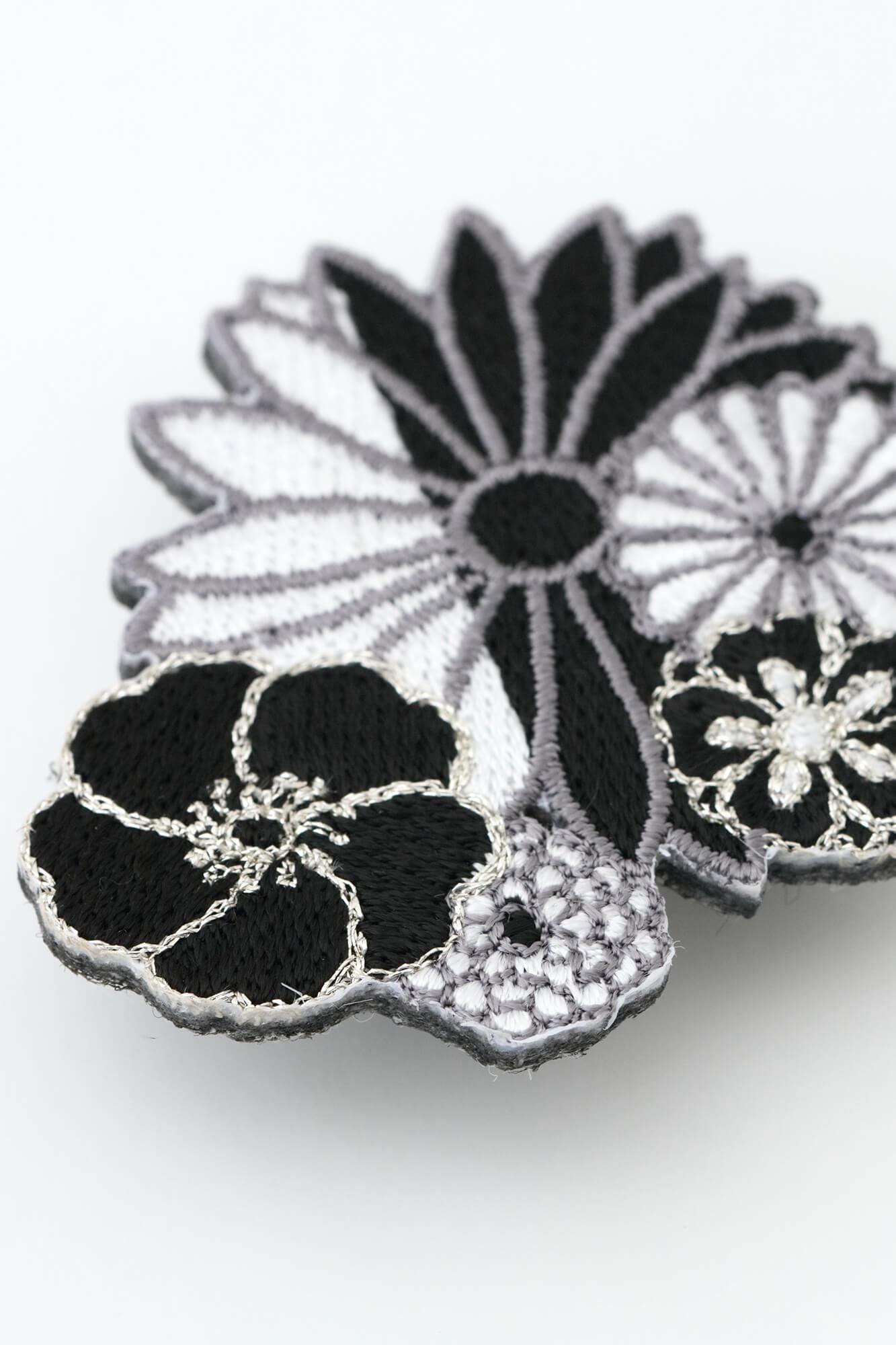 刺繍飾り（ししゅうかざり）／金襴緞子（きんらんどんす） 夜色（やしき ）