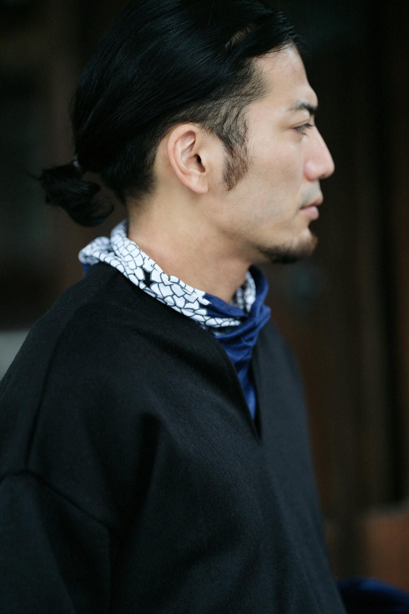 Dual-layered Fleece Knit Bi-color Sleeve V Neck Kantoui / Black × Brownish Green