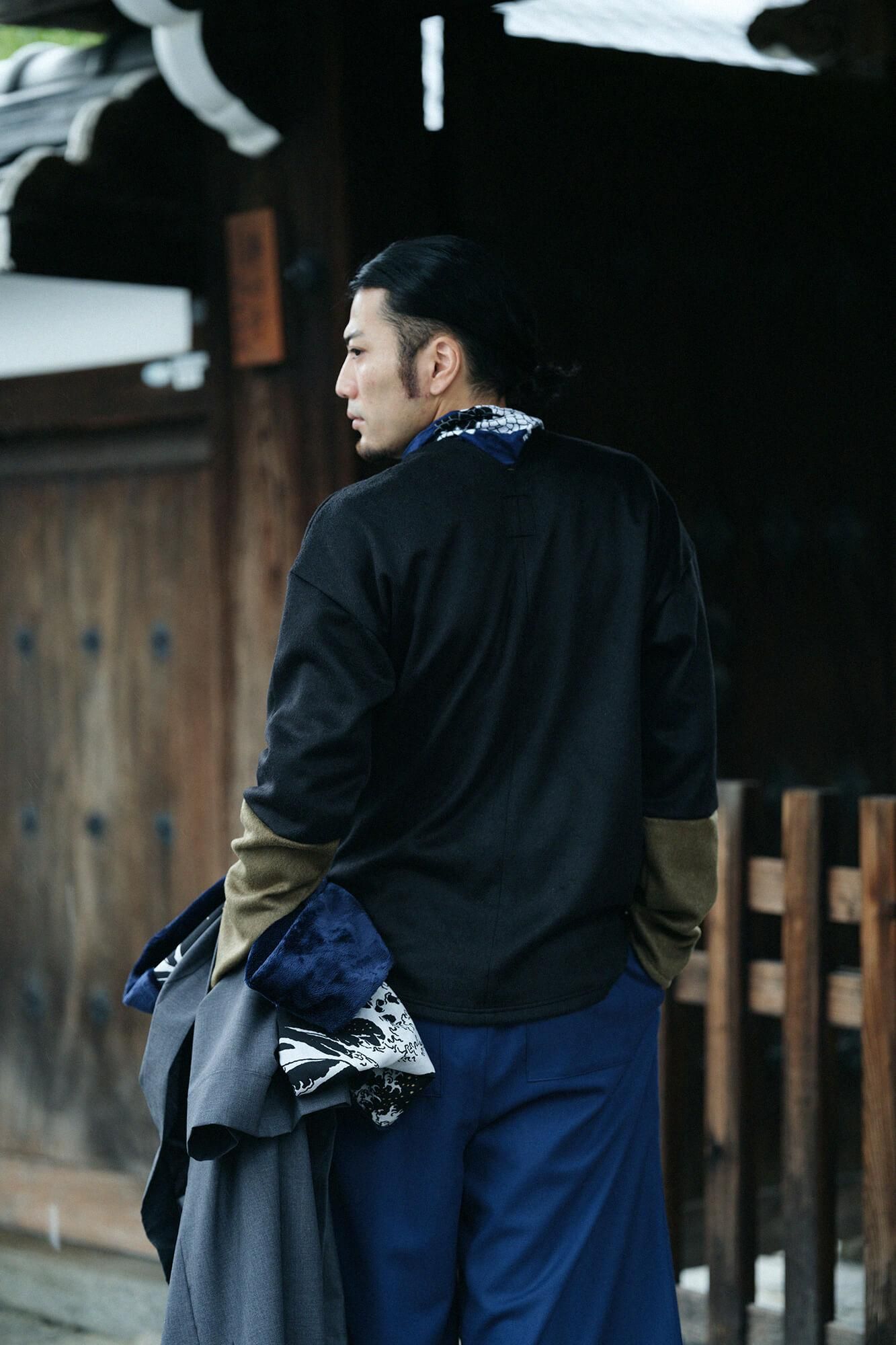 Dual-layered Fleece Knit Bi-color Sleeve V Neck Kantoui / Black × Brownish Green