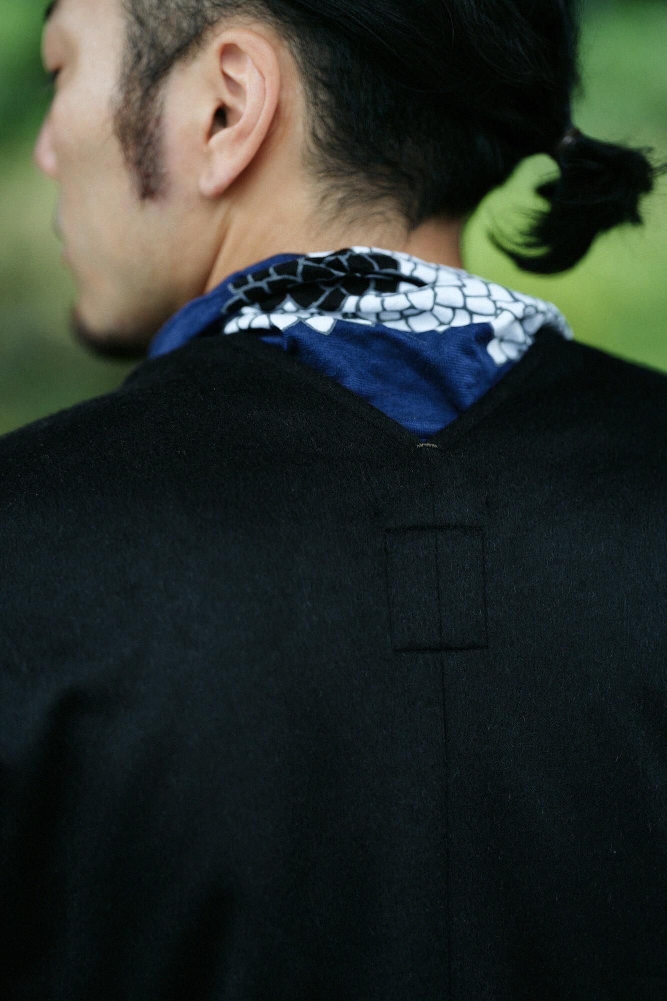 Dual-layered Fleece Knit Bi-color Sleeve V Neck Kantoui / Black × Brownish Green