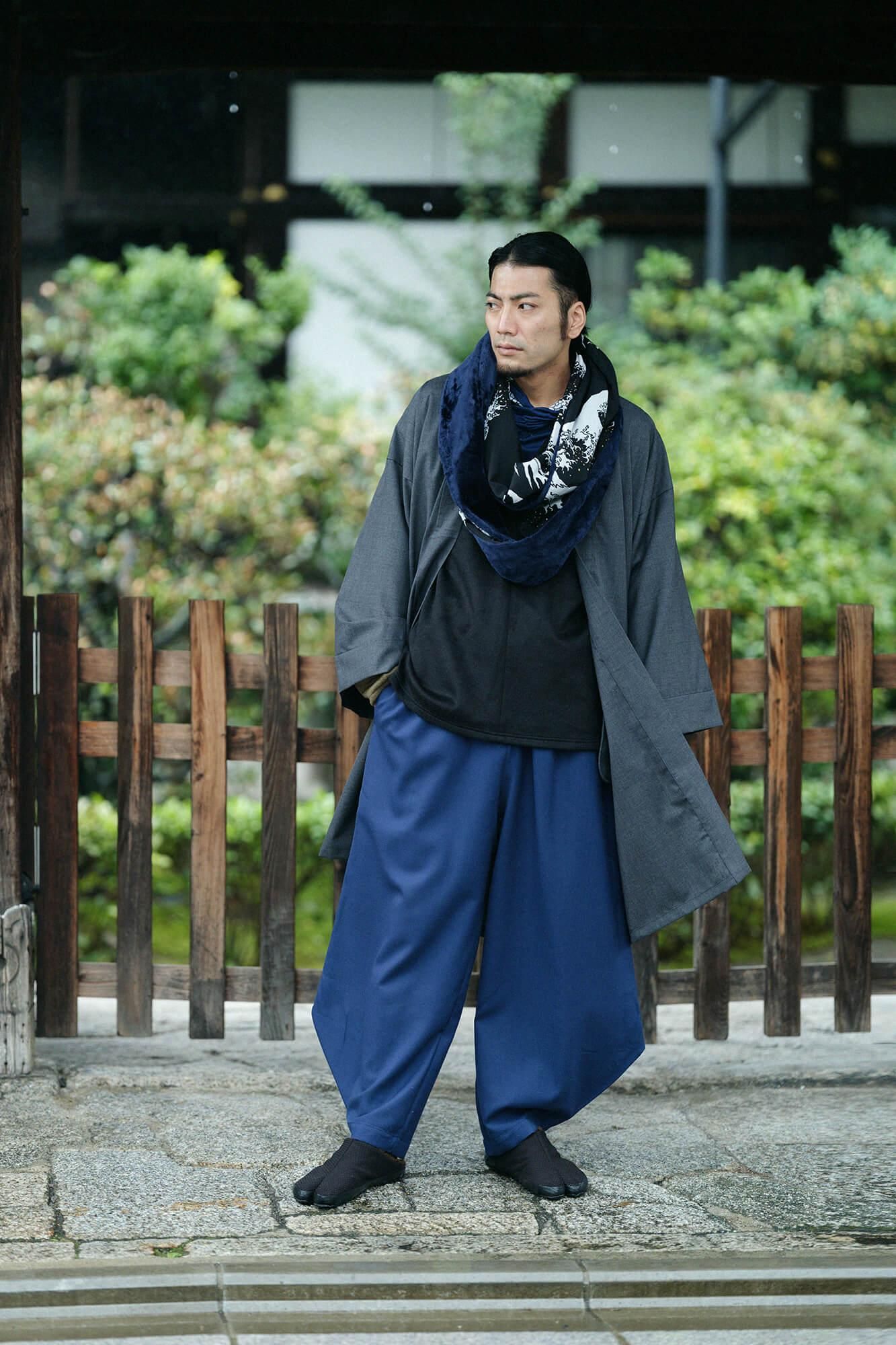 Dual-layered Fleece Knit Bi-color Sleeve V Neck Kantoui / Black × Brownish Green