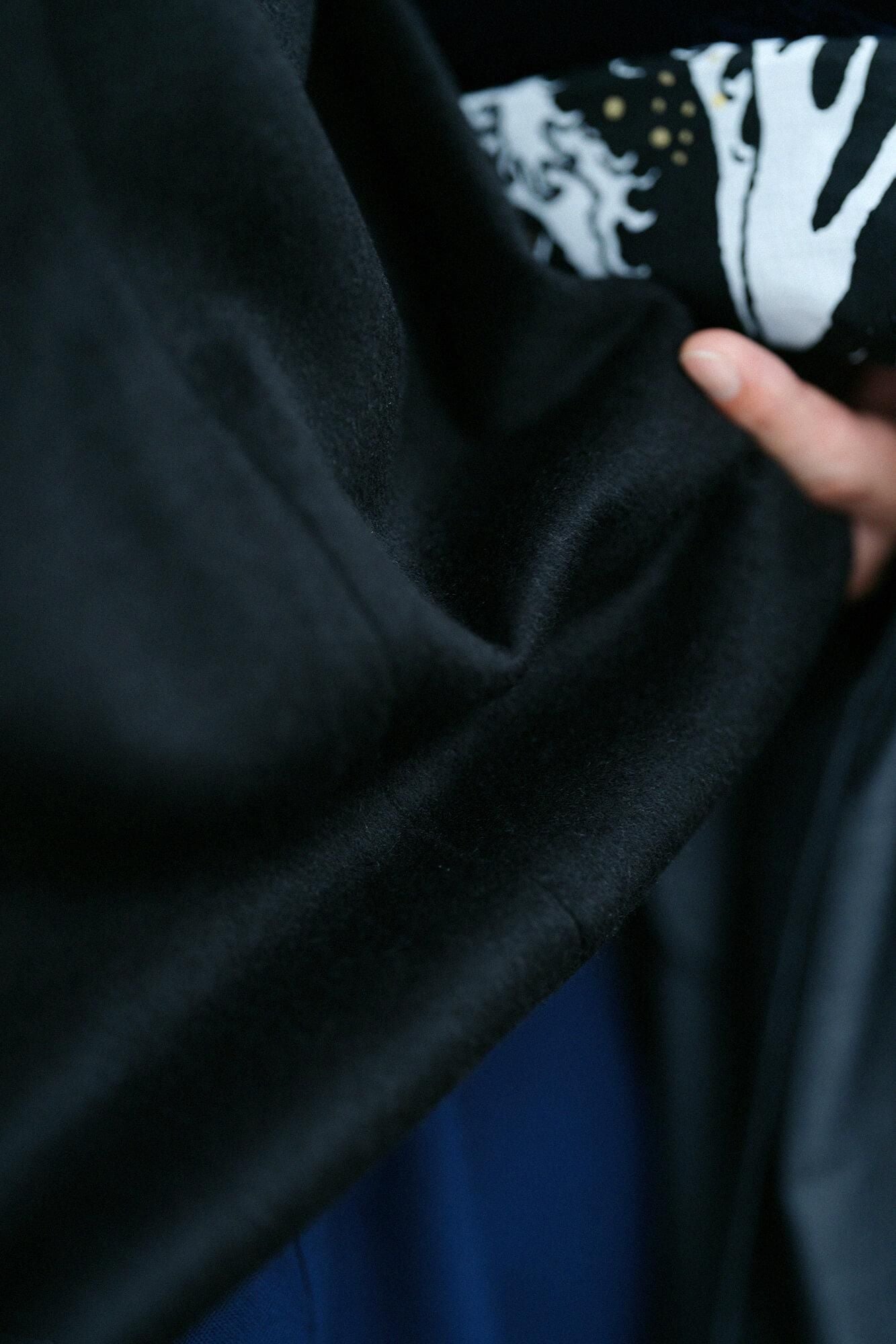 Dual-layered Fleece Knit Bi-color Sleeve V Neck Kantoui / Black × Brownish Green