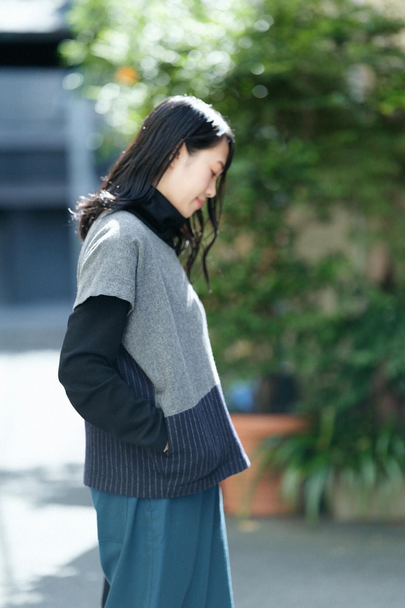 梳毛 梯形上衣 雙色／深灰色×暗藍色條紋