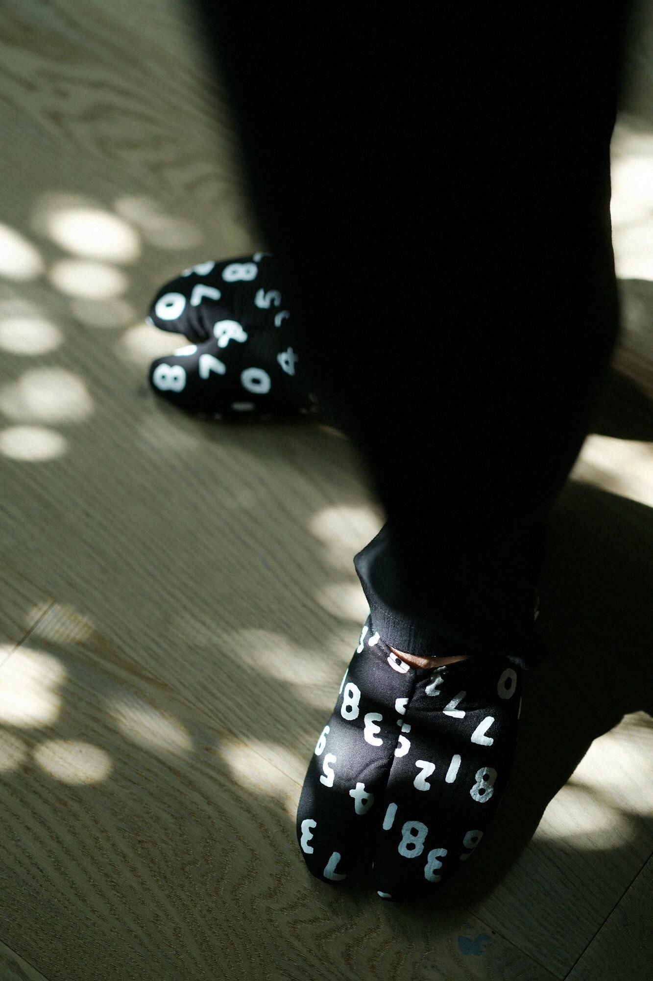 薄形的拖鞋塔布袜/so-su-u kon