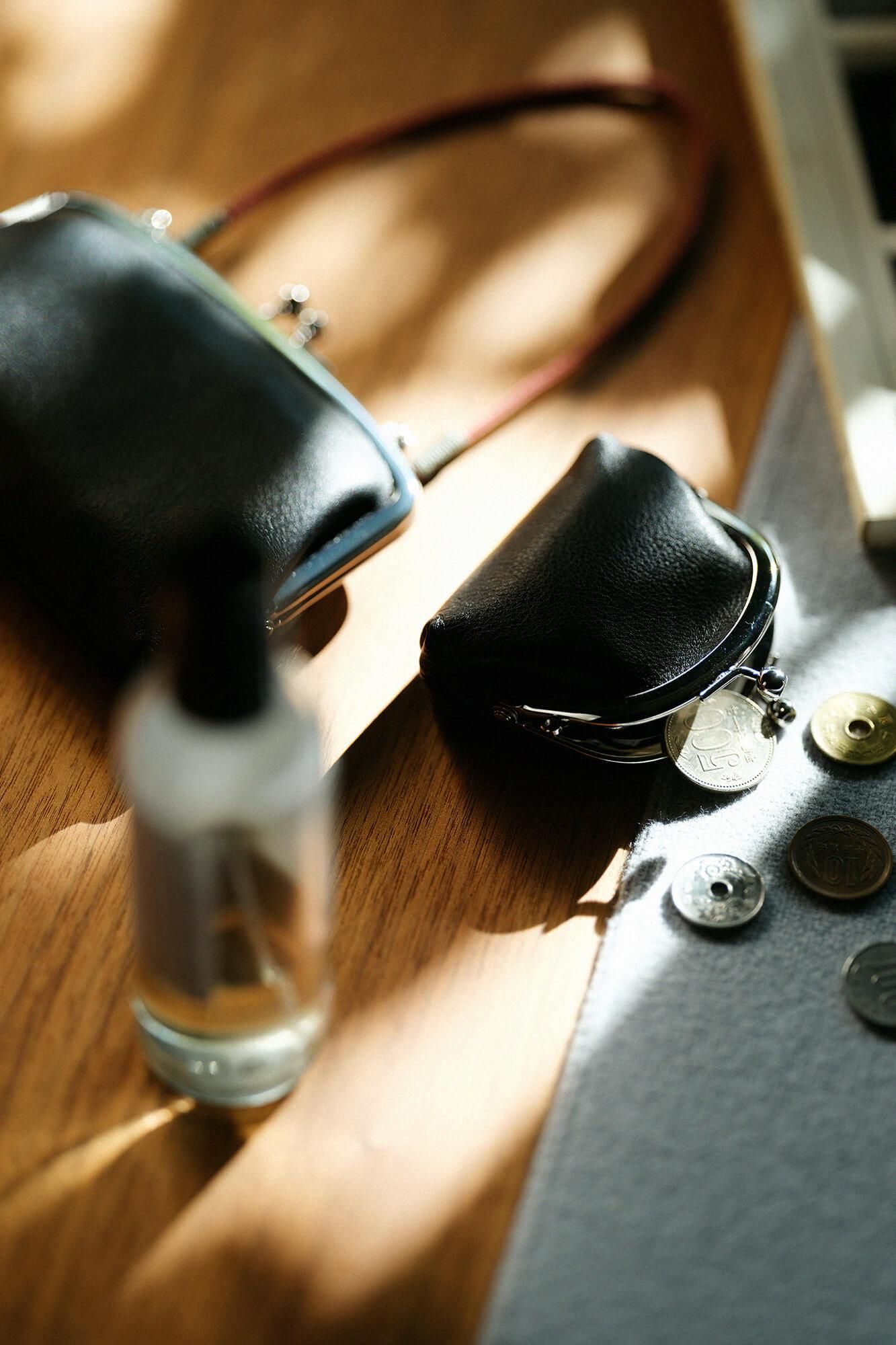 皮革 口金包（小）／黑色×迷你SO-SU-U十數