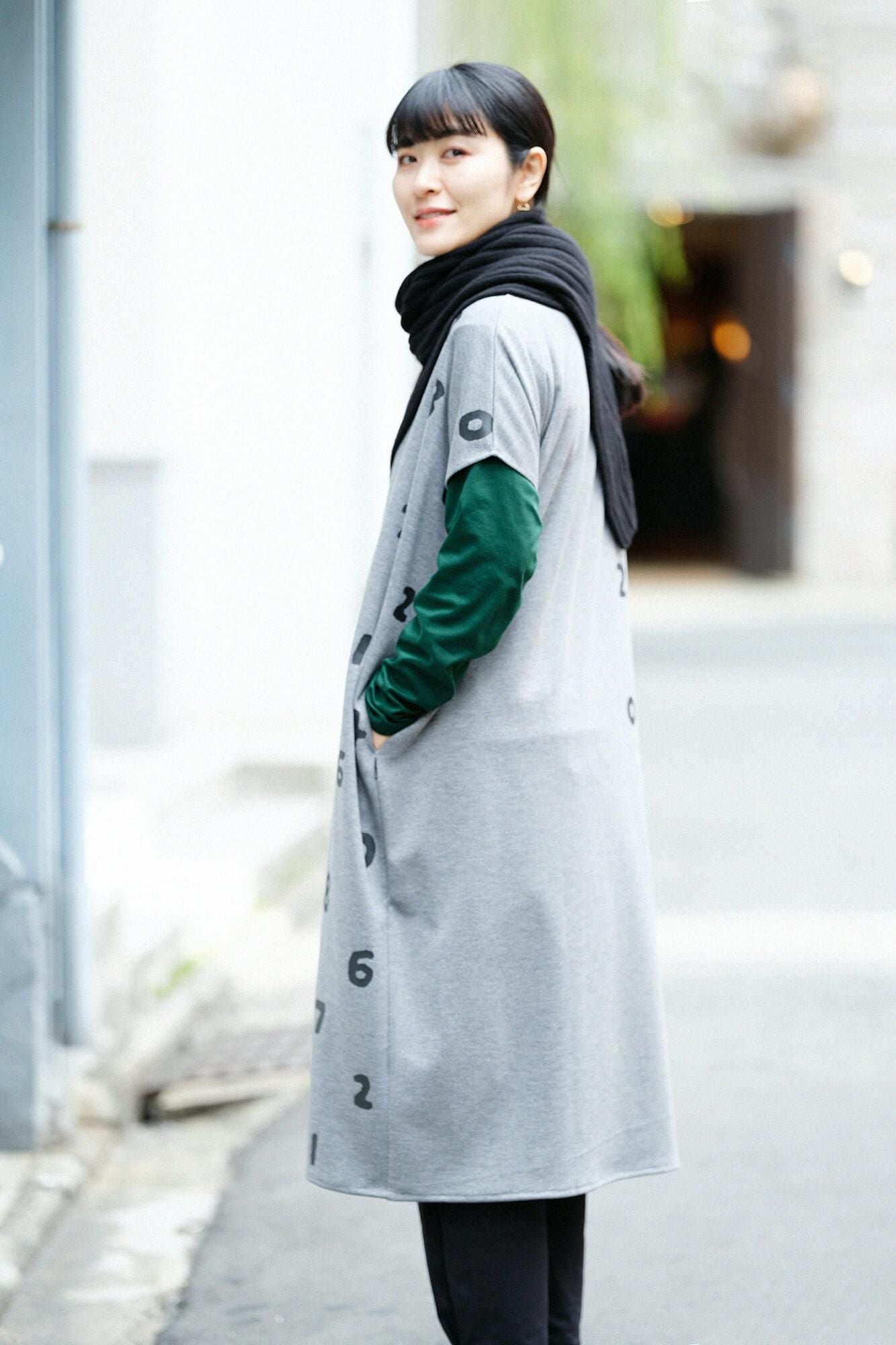 ウール混 両面編（りょうめんあみ） 長方形衣（ちょうほうけい） 肩線（かたせん）／SO-SU-Uと余白（よはく） 杢墨（もくずみ）