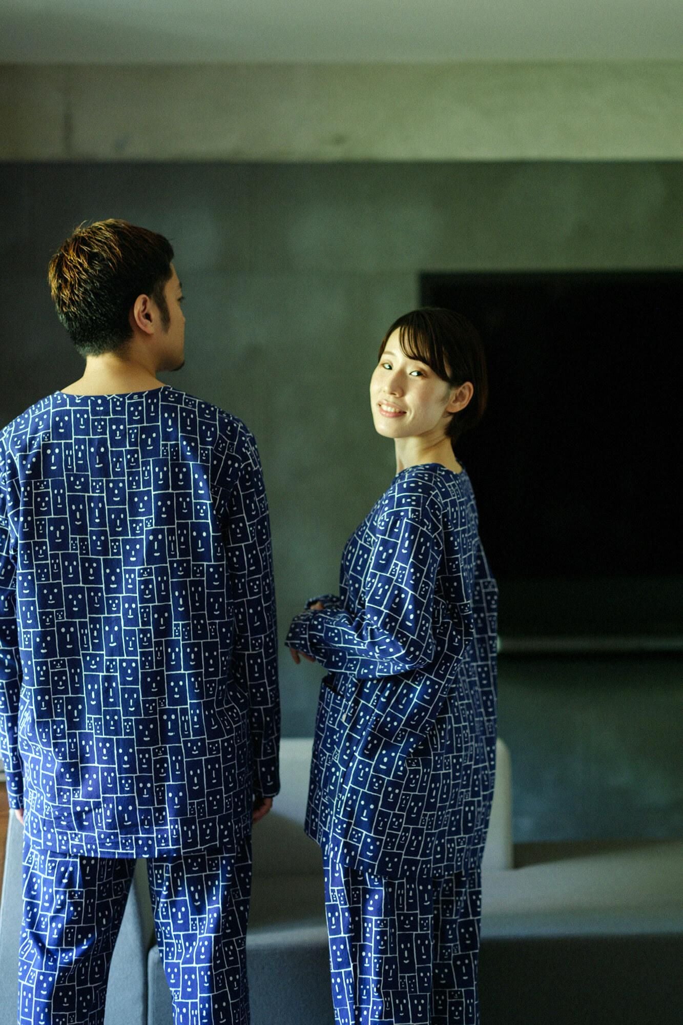 ✳️美品★AXX E★3mm高級超伸縮生地★ロンスプ★オーダーL位★日本製 net限定】高島平織 Vネック テキスタイルパジャマ／笑顔（えがお