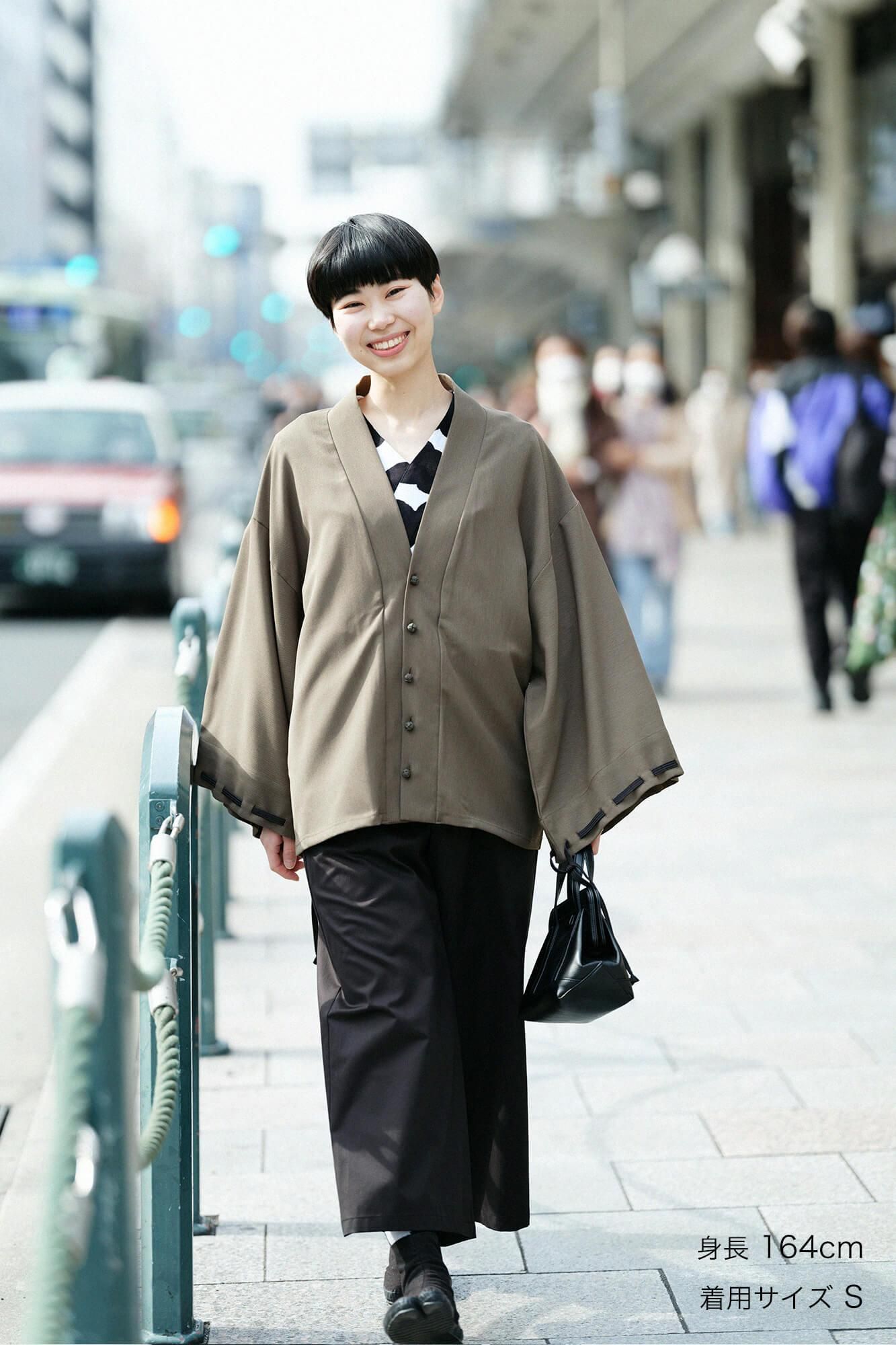 [Nur im Internet verfügbar] Geänderte Nanakoori-, Hakushakubaori-, Imperial-Ärmel (Kyuuchu Uode) / Seekiefernfarbe (Miruiro)