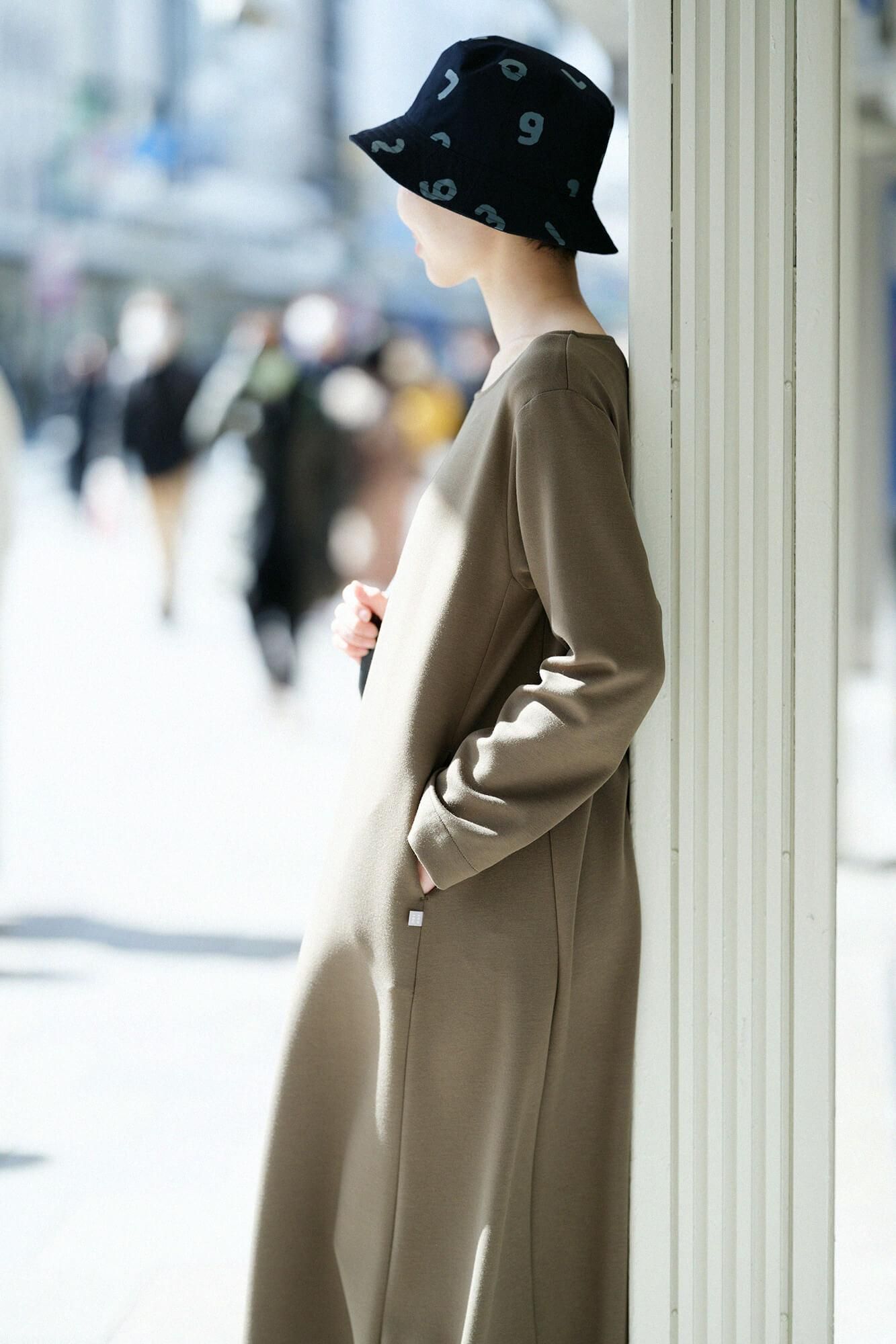 net限定】ダンボールニット L/Sワンピース ミモレ丈／海松色（みるいろ）