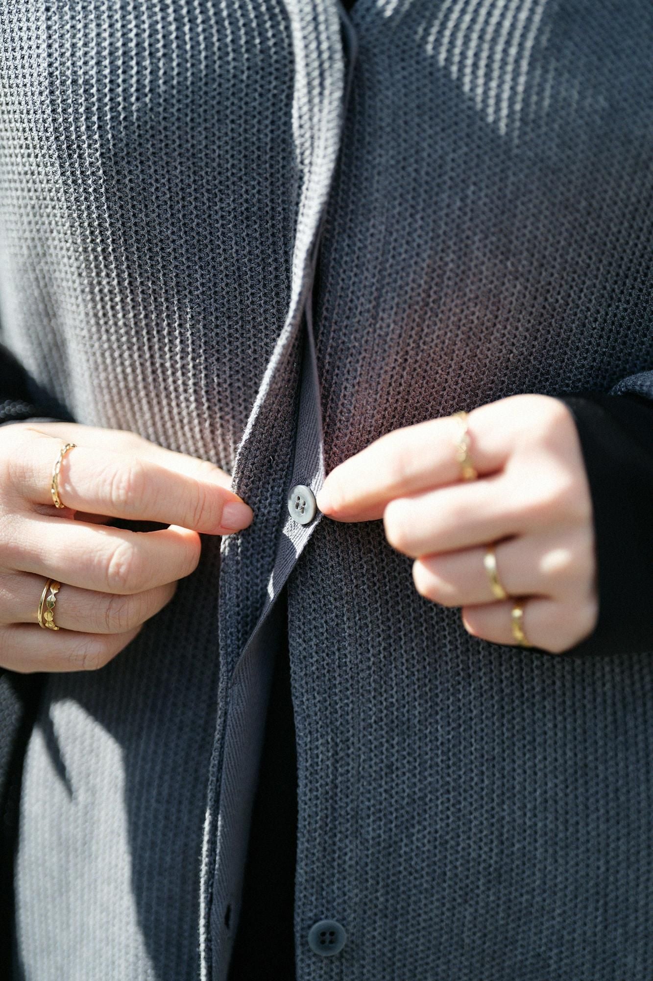 拉舍爾經編V領 輕型外套/薄灰色