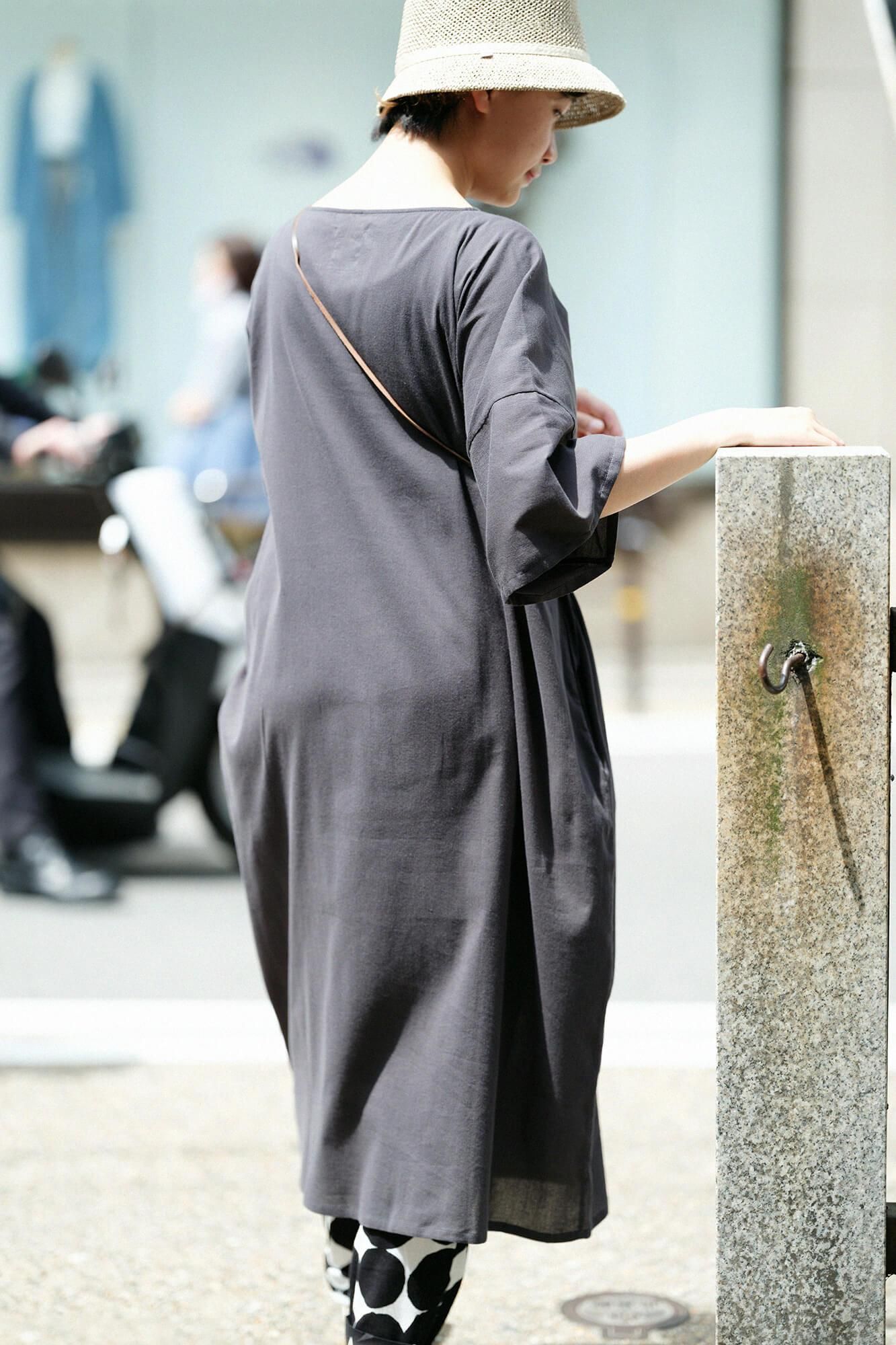 타카시마치지미 40/40 히라소데 보트넥 원피스／짙은 회색