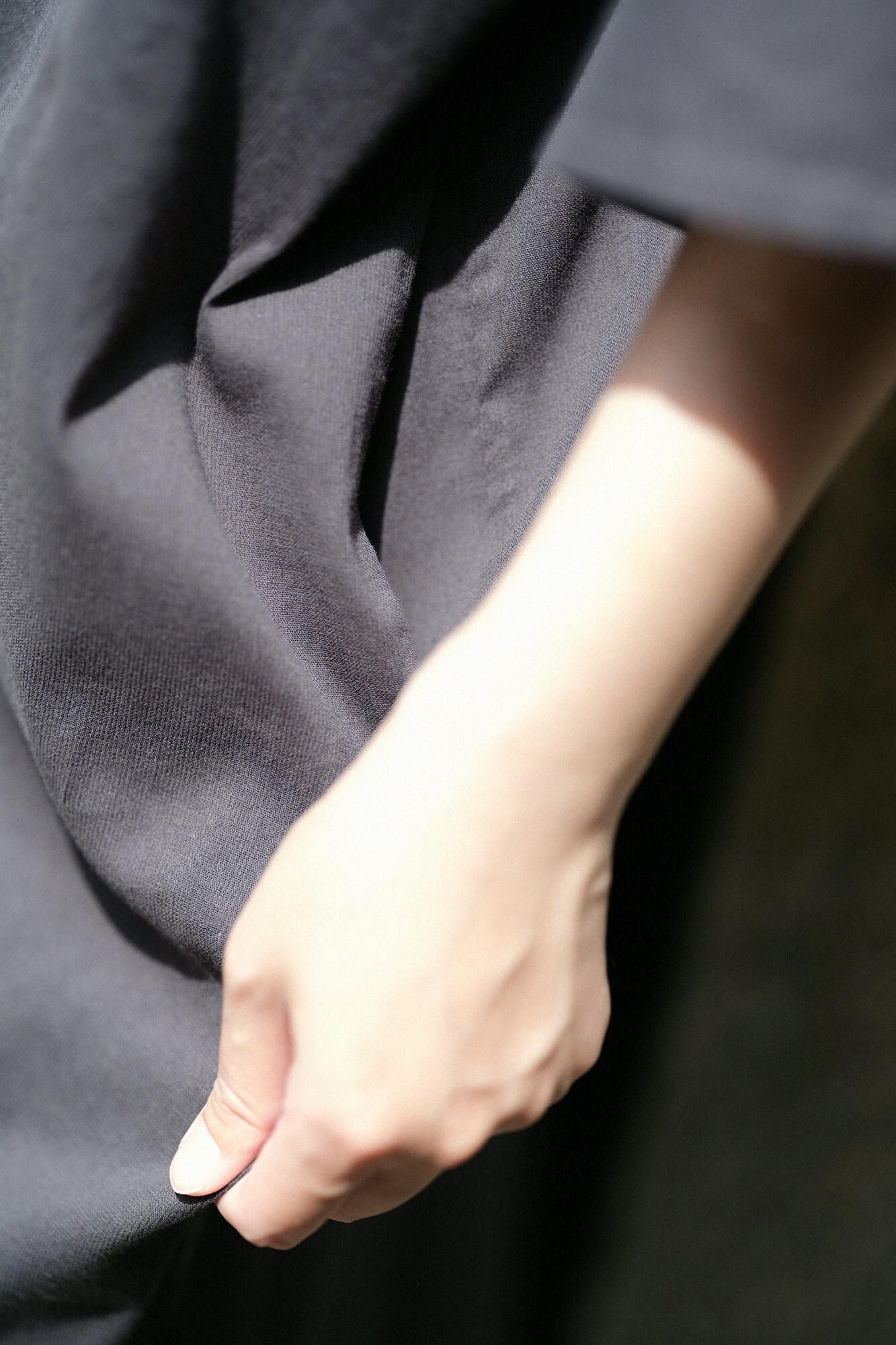 타카시마치지미 40/40 히라소데 보트넥 원피스／짙은 회색