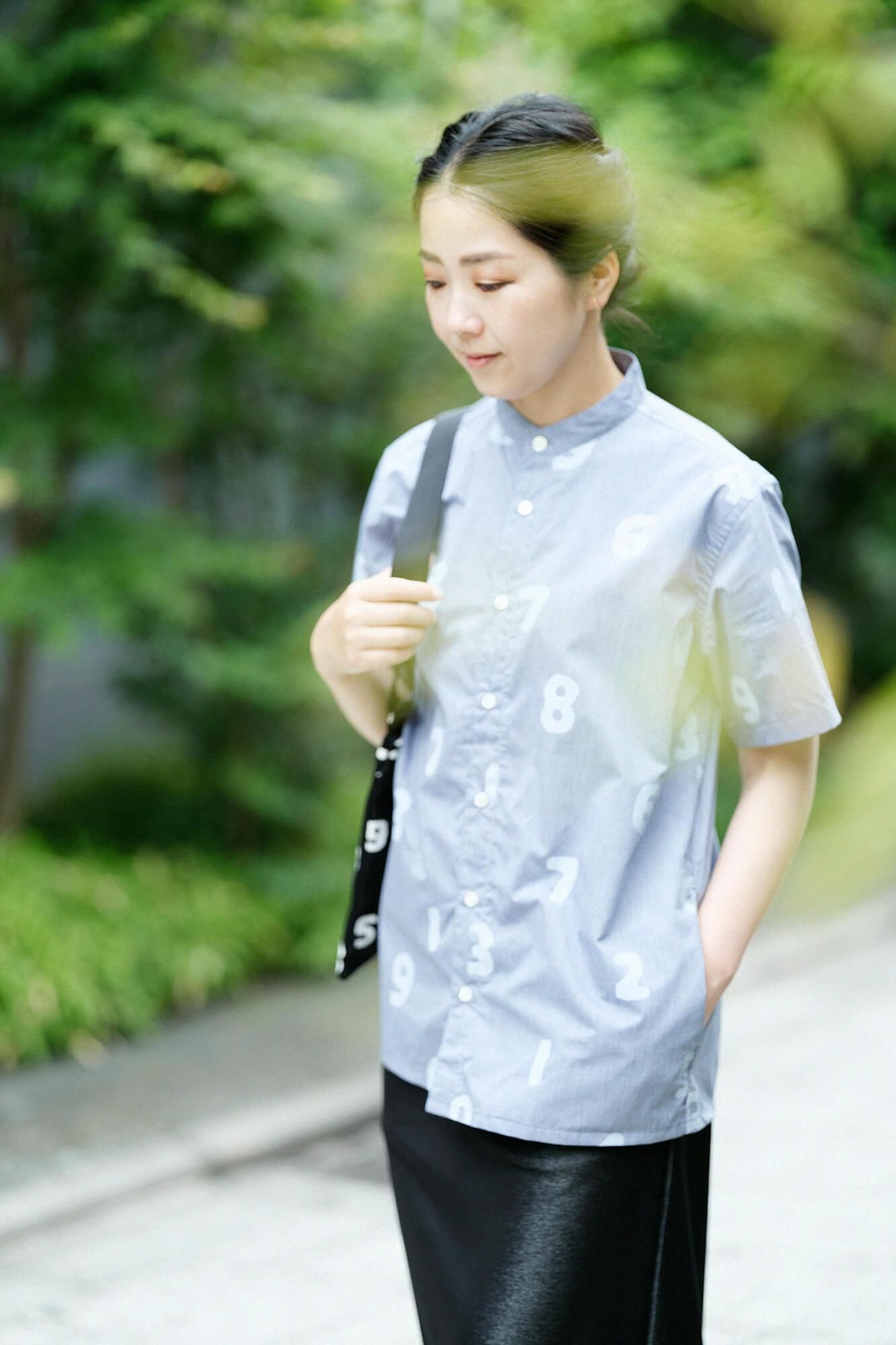 【net限定30%OFF】スタンドカラー半袖シャツ SP／SO-SU-U 紺鼠（こんねず）