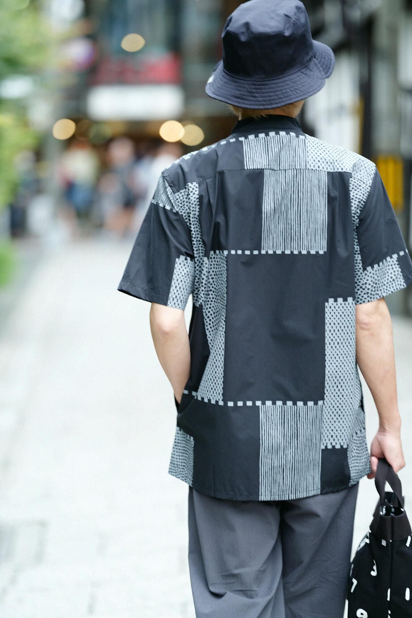 【net限定30%OFF】スタンドカラー半袖シャツ SP／間ぬき（まぬき） 黒紺（くろこん）