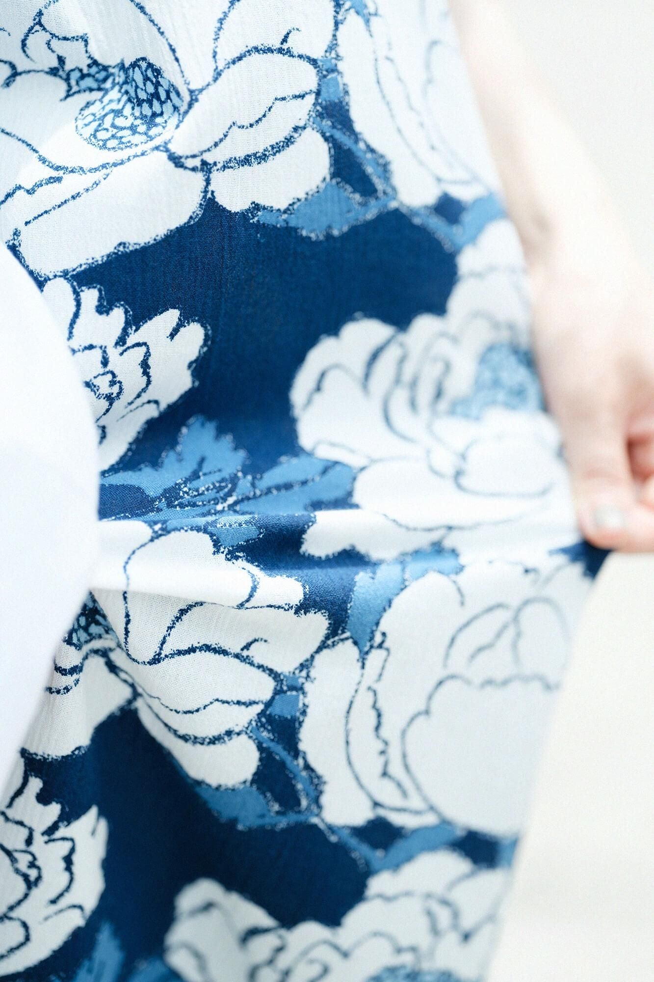 正絹 紅型染 薄藍色×藍色 付け下げ 仕付け糸付き 未使用 琉球紅型 しつけ糸付き 付け下げ訪問着 正絹 紅型染 薄藍色×藍色 付け