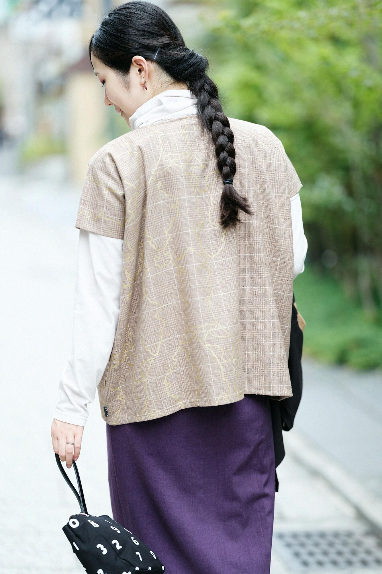 千鸟格编织 (chidori goshiori)、方衣 (shikkui)/装饰金属配件 (soshoku kanagu) 和空白 (yohaku)、柴染多节石南花 (fushizomeiro fushimoku)