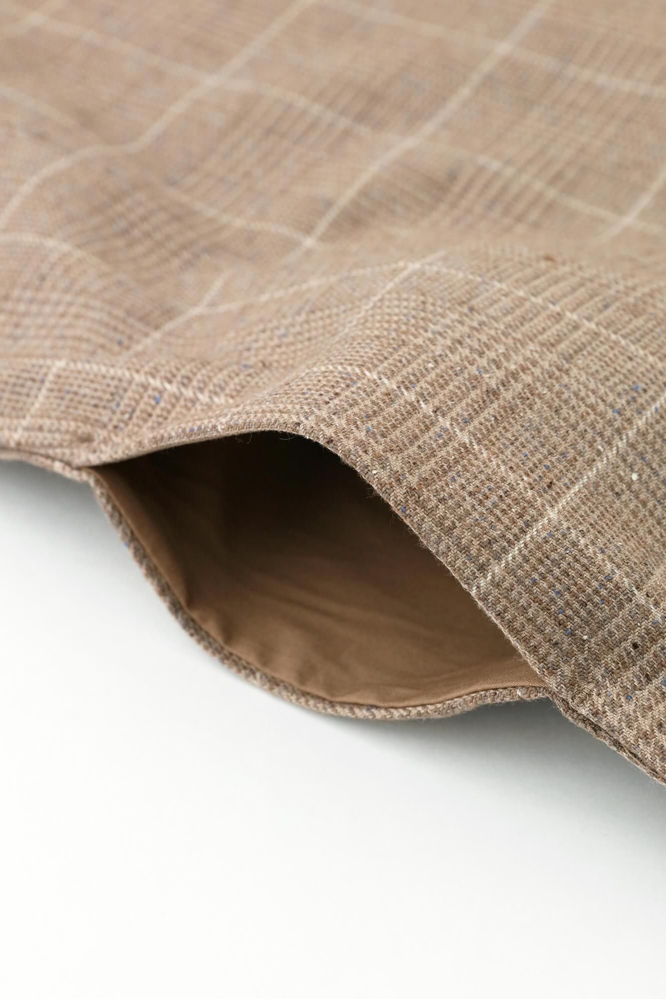 千鸟格编织 (chidori goshiori)、方衣 (shikkui)/装饰金属配件 (soshoku kanagu) 和空白 (yohaku)、柴染多节石南花 (fushizomeiro fushimoku)